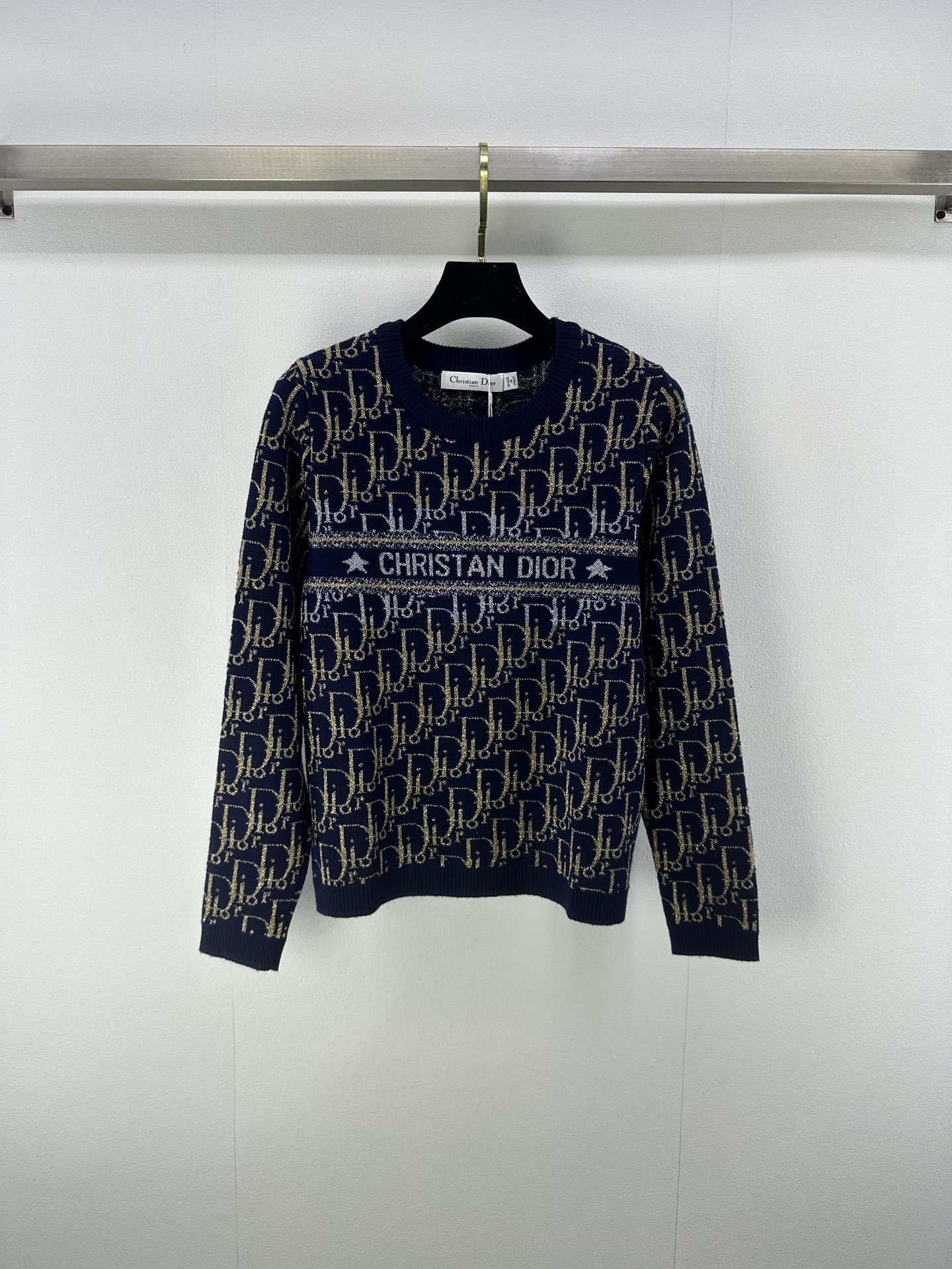 NO:464943,New details on Dio*, new contrasting gold wire round neck and long sleeves in autumn and winter, full-print letters, gold wire jacquard, old-fashioned pattern is very eye-catching, fashionable and fashionable!  Versatile and elegant 1 color 3 size SML, dior, alexander wang19860909Dio*上新细节 秋冬新款撞色金丝圆领长袖 满印字母金丝提花 老花图案很吸睛 洋气又带时髦感！上身百搭且气质 1色3码SML,,dior,alexander wang,Women's clothing