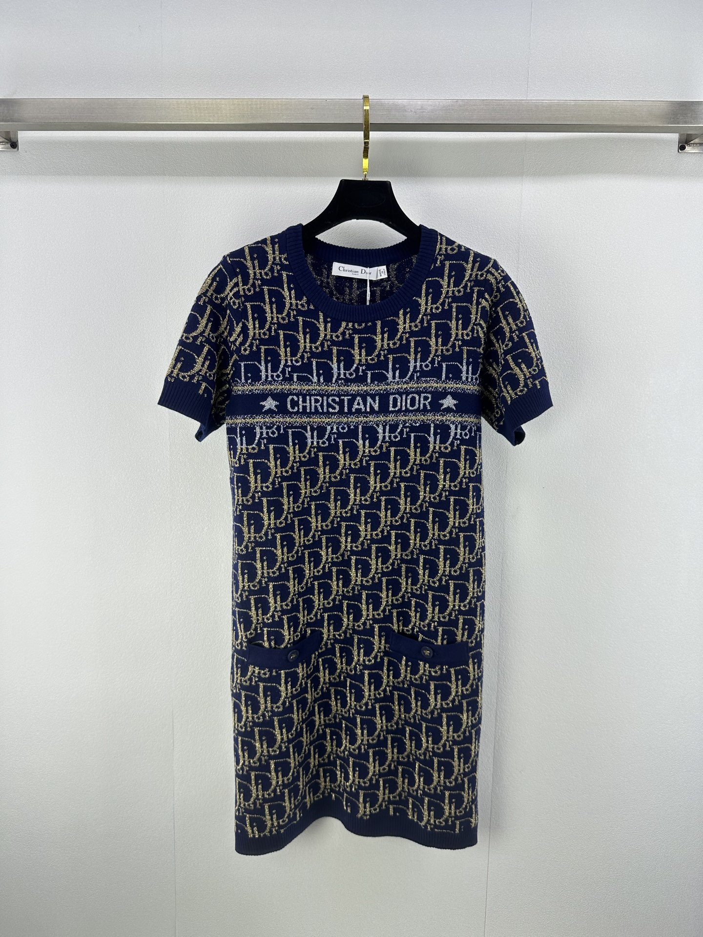 NO:464951,New details on Dio*. New contrasting gold wire round neck short-sleeved skirt with full print letters. The old-fashioned pattern is very eye-catching, fashionable and fashionable!  Versatile and elegant 1 color 3 size SML, dior, skirts, T-shirt, alexander wang19860909Dio*上新细节 秋冬新款撞色金丝圆领短袖裙 满印字母金丝提花 老花图案很吸睛 洋气又带时髦感！上身百搭且气质 1色3码SML,,dior,skirts,T-shirt,alexander wang,Women's clothing