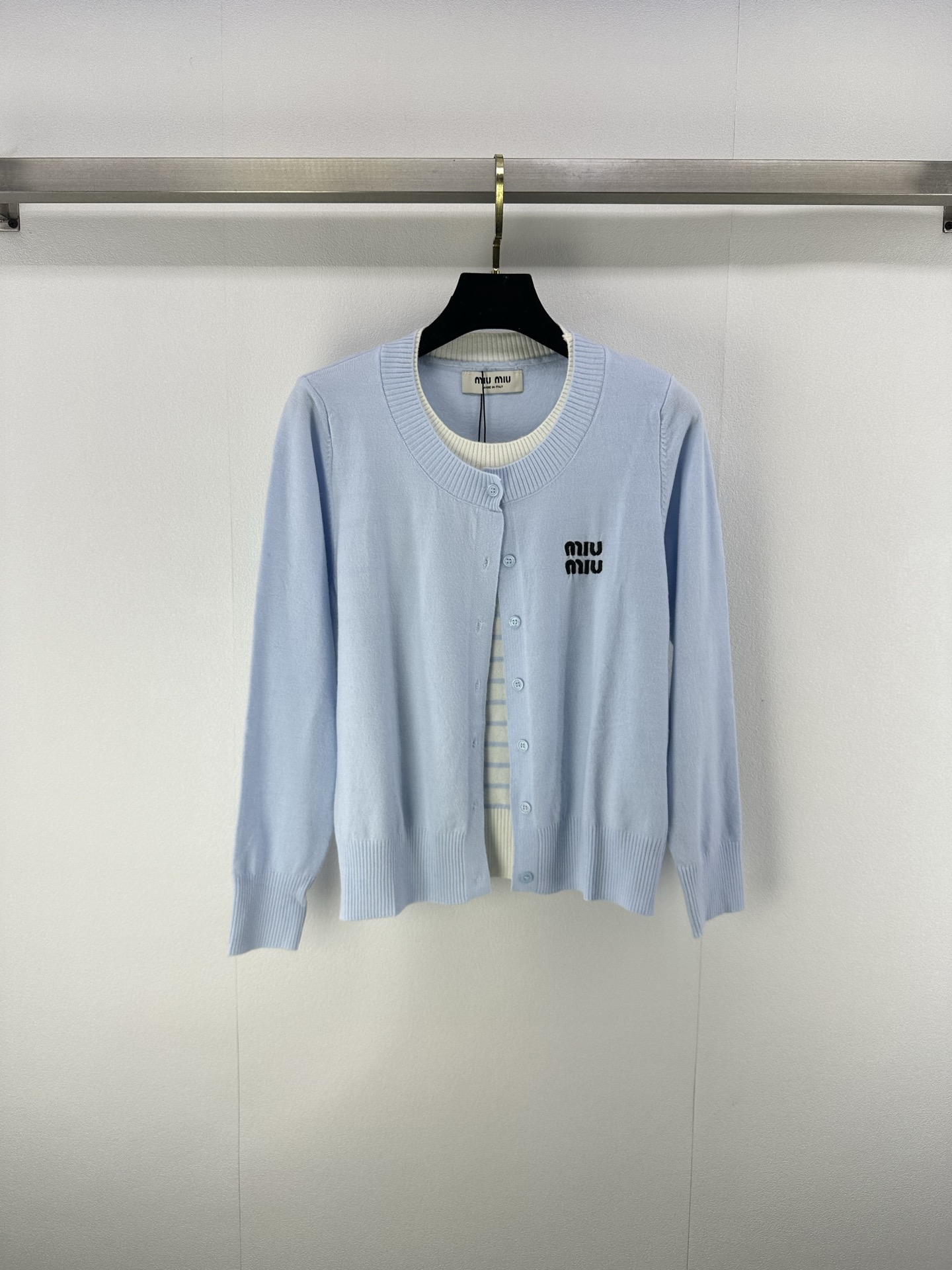 NO:464959,Miumi* New details Autumn and Winter Latest fake two-piece knitted cardigan long sleeves!  Custom imported knitted material, soft and comfortable, two-piece striped style inside, rich design layering, chest embroidery brand logo highlights the brand's high-end style, the ready-to-wear is comfortable and elastic, adding a lively atmosphere to the outfit. No need to deliberately add decorations, it can show the elegant and high-end brand tone!  3 color 3 code SML, miumiu, alexander wang19860909Miumi* 上新细节 秋冬 最新假两件针织开衫长袖！定制进口针织材质 柔软舒适 内里假两件条纹版型 设计层次感丰富 胸前刺绣品牌logo 彰显品牌高级格调 成衣舒适有弹力 为穿搭增添活泼气息 无需刻意加饰 即可彰显典雅高级的品牌调性！ 3色3码SML,,miumiu,alexander wang,Women's clothing