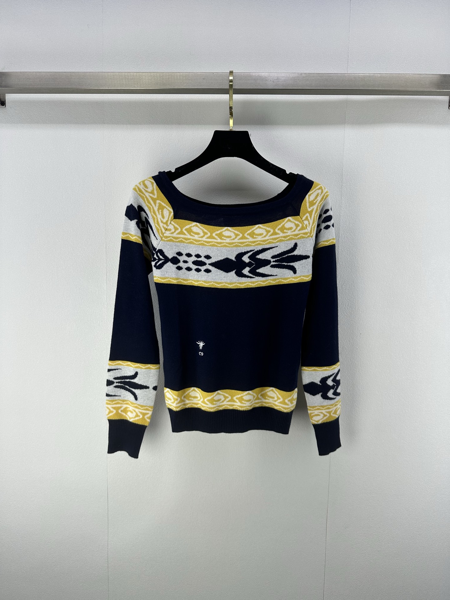 NO:466816,Dio* New details The latest square collar contrasting color long sleeves in autumn and winter!  Custom blended material, high-quality and comfortable texture, square collar knitted long-sleeved tailoring, contrasting colors on the upper and lower, and decorated the bee logo with the hem, highlighting the brand's personality and highlighting the high-end outfit. The square collar style reveals the charming shoulder and neck lines, the fashionable temperament of the high street, and the slim style style is huge in the upper body!  3 color 3 code SML, dior, alexander wang19860909Dio* 上新细节 秋冬最新方领撞色长袖！定制混纺材质 质感高级舒适 方领针织长袖剪裁 上下撞色配合下摆装点小蜜蜂徽标 彰显显品牌个性 凸显穿搭高级感 方领版型展露出迷人的肩脖线条,高街时髦气质,修身版型版型上身巨显身材！ 3色3码SML,,dior,alexander wang,Women's clothing