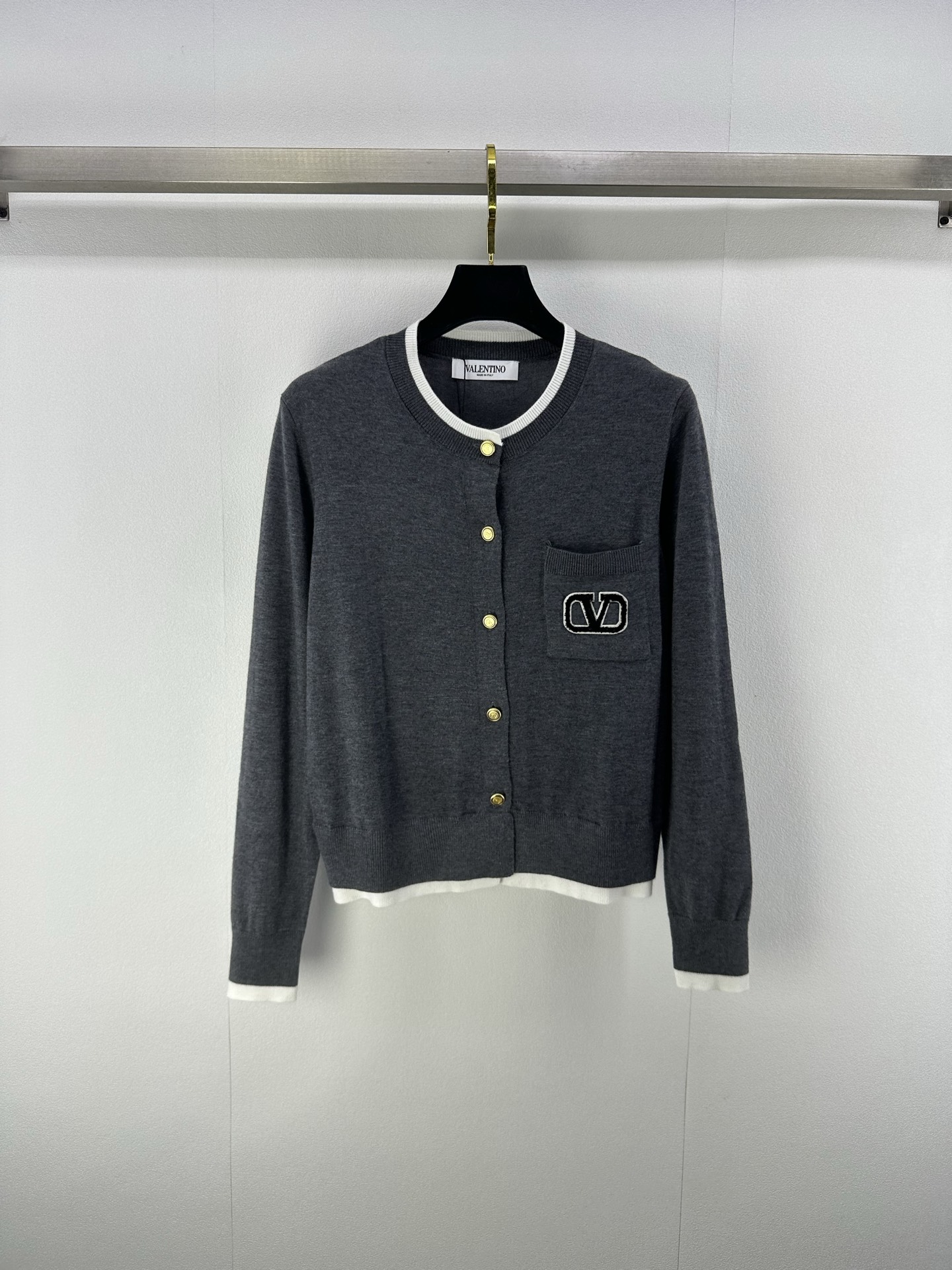 NO:463375,Valentin* new details, new round neck fake two-piece knitted long sleeves in autumn and winter, customized YB blended knitted material, comfortable and soft, high-quality texture, long-sleeved round neck cut, chest pockets decorated with black V letter flocking embellishment, showing the brand luxury, regular style, reflecting the urban luxury style, easy to control when commuting and dating, 2 colors, 3 codes, valentino, alexander wang19860909Valentin*上新细节 秋冬新品圆领假两件针织长袖 定制YB混纺针织材质 舒适柔软 质感上乘 圆领长袖剪裁 胸前口袋饰有黑色V字母植绒点缀 尽显品牌奢华感 常规版型 体现都市轻奢范 通勤约会休闲轻松驾驭 2色3码SML,,valentino,alexander wang,Women's clothing