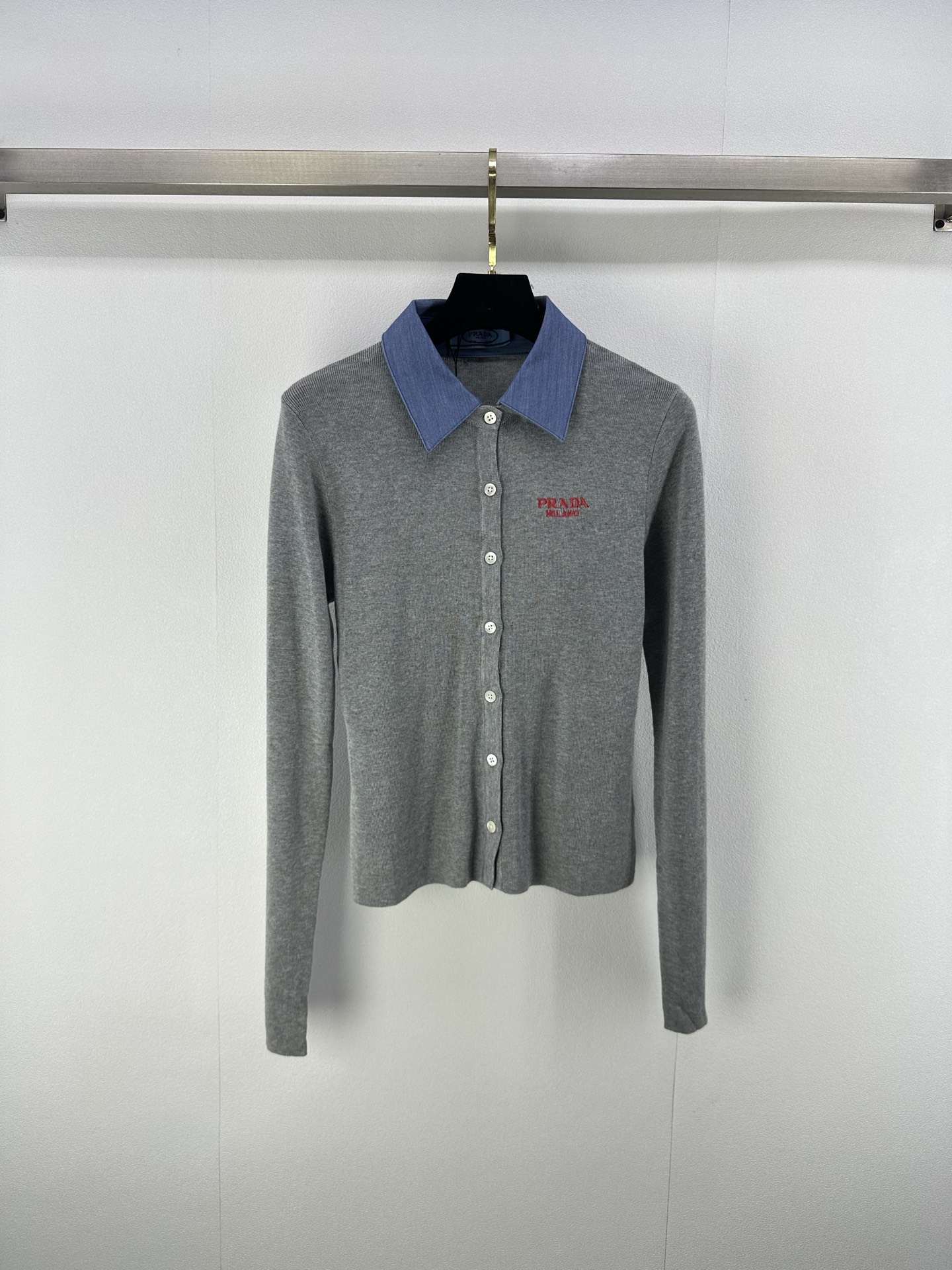 NO:466767,New details on Prad*, new lapel contrasting cardigan long sleeves, contrasting shirt collar design, contrasting color, jacquard embellishment and modification, highlighting the high-end sense of outfit, full of college style, showing a relaxed tone, the first choice for fashionable outfits in all seasons!  2 colors 3 codes SML, prada, alexander wang19860909Prad*上新细节 秋冬新款翻领撞色开衫长袖 撞色衬衣领设计 撞色 logo提花点缀修饰 凸显穿搭高级感 学院风满满 尽显松弛调性 四季时尚穿搭首选！ 2色3码SML,,prada,alexander wang,Women's clothing