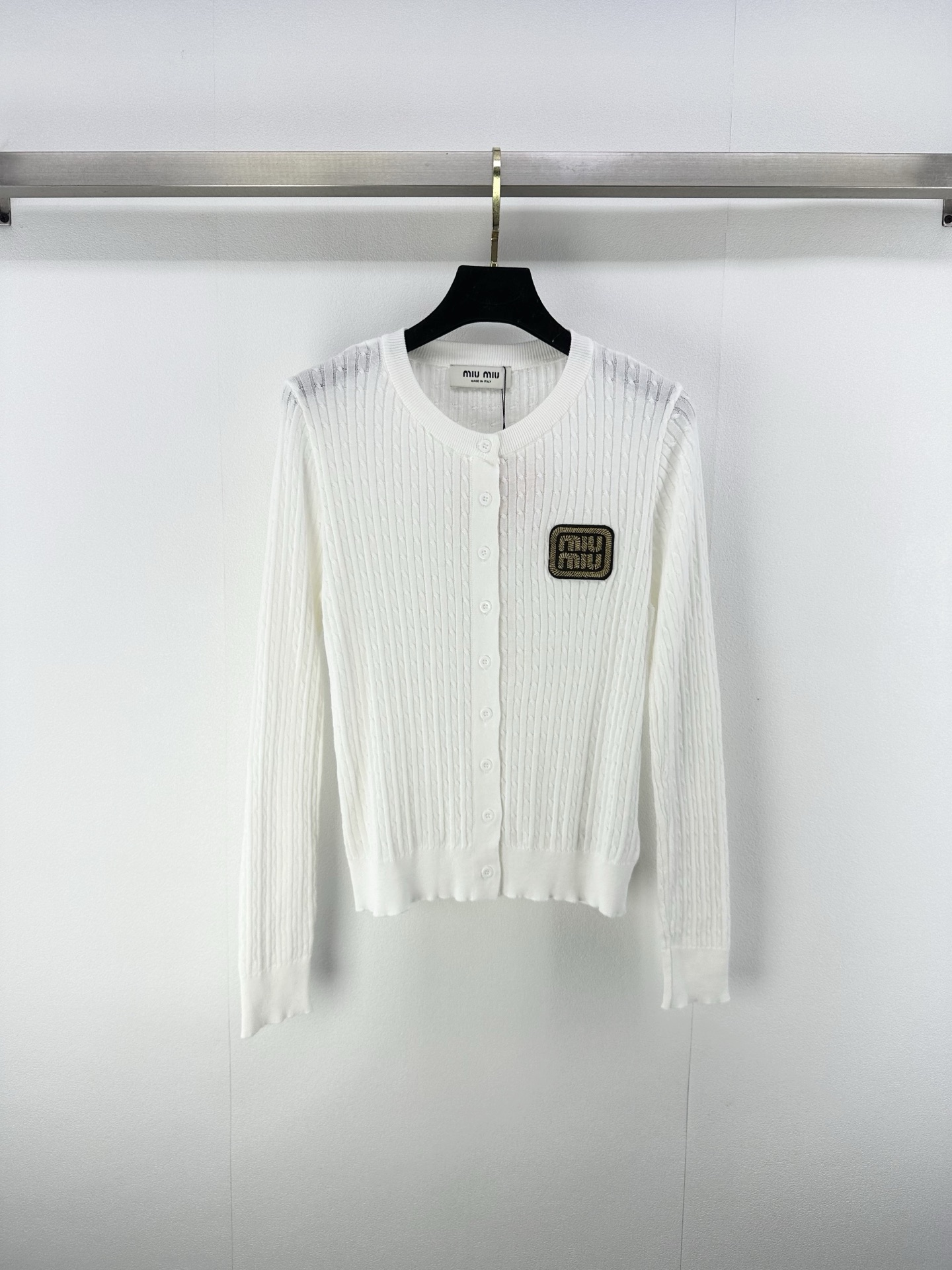 NO:466824,Miumi* new details, new round neck twist cardigan sweater in autumn and winter, youth color, custom logo, golden badge, twist texture, slim and sweet, light fabric, upper body, age-reducing college style, 2 colors, 3 sizes, SML, miumiu, sweaters, alexander wang19860909Miumi*上新细节 秋冬新款圆领麻花开衫毛衣 青春色系 定制logo金色徽章 麻花纹理显瘦甜美 轻薄面料上身减龄学院风 2色3码SML,,miumiu,sweaters,alexander wang,Women's clothing