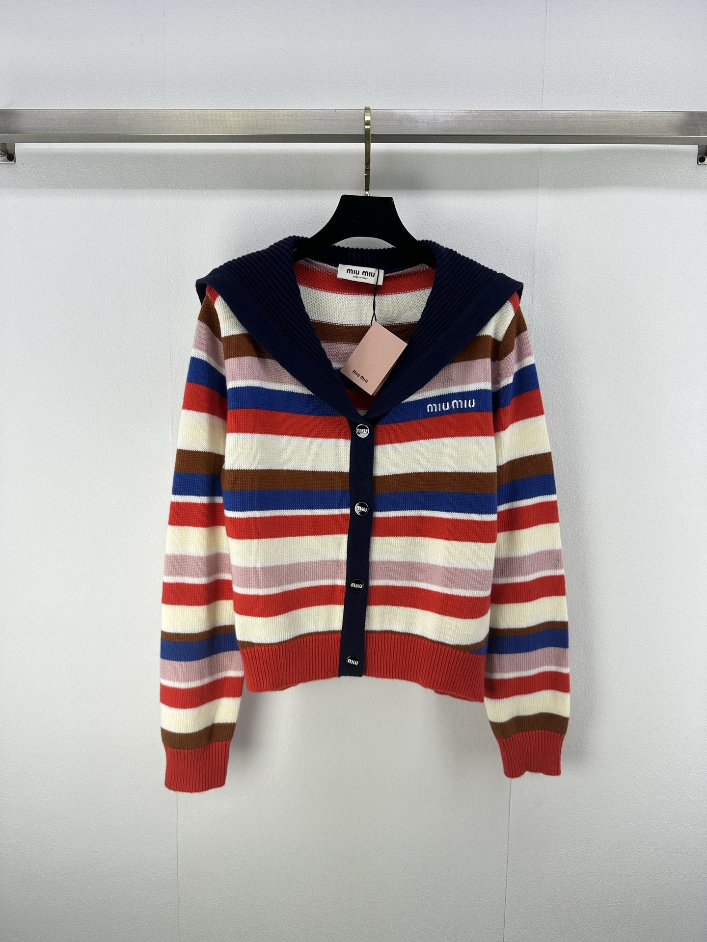 NO:463380,Miumi* new details, new knitted back shawl cardigan in autumn and winter, classic logo embellishment of brand classic logo, contrasting stripes, full of design sense, yb custom logo loose style, very slim on the upper body, simple and big brand super versatile, 1 color 3 code SML,,miumiu,shawls,alexander wang19860909Miumi*上新细节 秋冬新款针织后披肩开衫 品牌经典logo字母点缀 撞色条纹设计感十足 yb定制logo宽松版型上身非常显瘦 简约又大牌超百搭 1色3码SML,,miumiu,shawls,alexander wang,Women's clothing