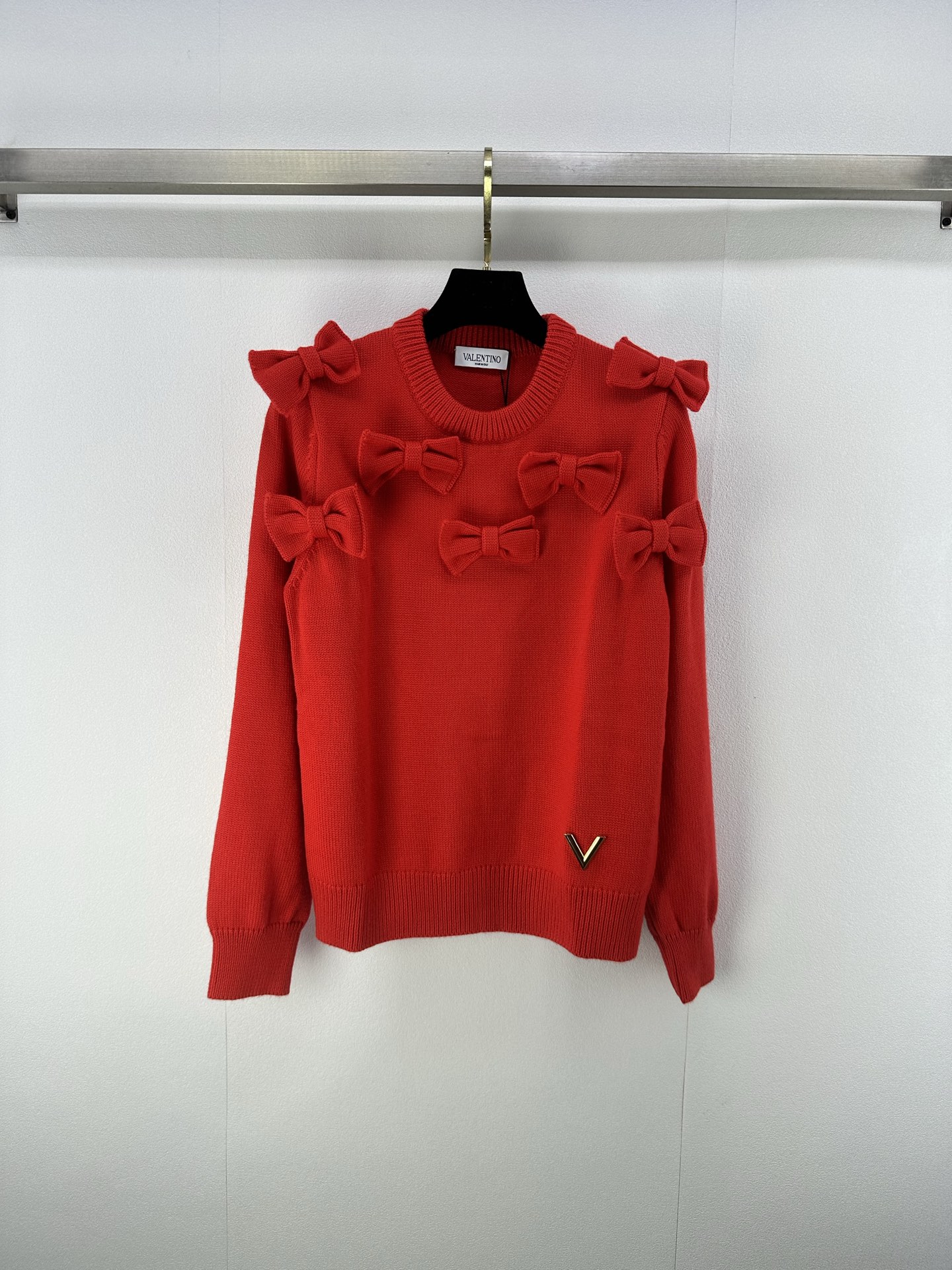 NO:463385,Valentin*’s new details, the latest official website for autumn and winter synchronization, three-dimensional bow pullover sweater!  The three-dimensional effect of heavy hand-sewn bows is so beautiful that it is a must-have for reducing age!  A royal single item!  Upper body age-reducing temperament 1 color 3 code SML, valentino, sweaters, alexander wang19860909Valentin*上新细节 秋冬最新官网同步 立体蝴蝶结套头毛衣！重手工缝制蝴蝶结立体效果,少女心爆棚,减龄必备！王炸单品！上身减龄气质 1色3码SML,,valentino,sweaters,alexander wang,Women's clothing