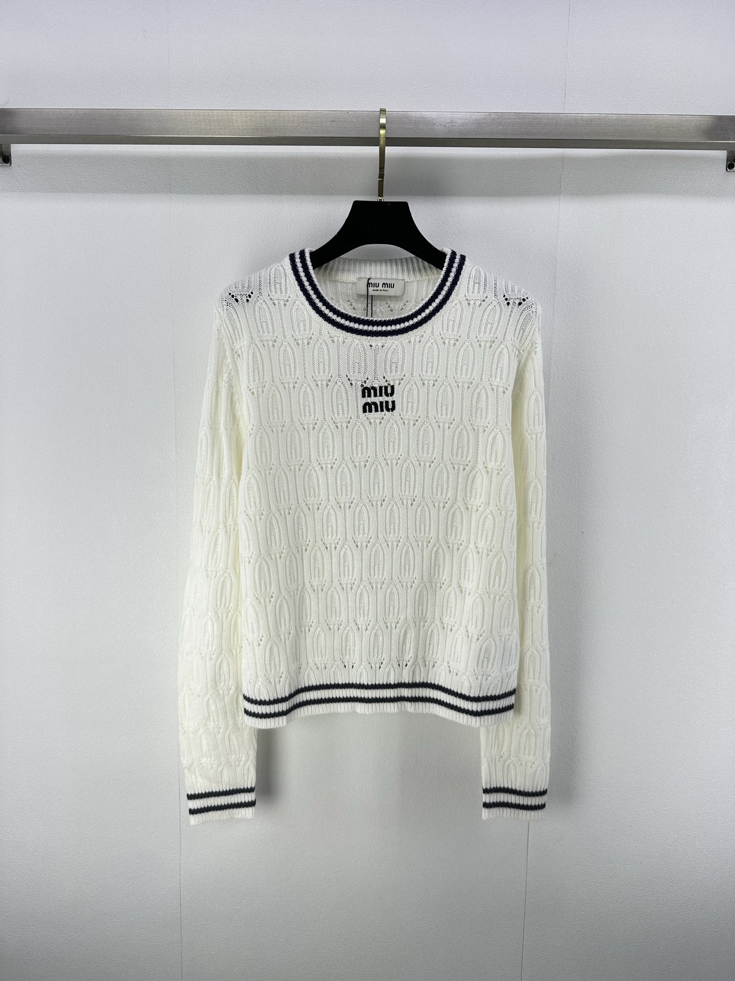 NO:466832,Miumi* new details New autumn and winter round neck contrasting color long sleeves!  Positioning logo logo, the fabric has a delicate texture. White, rich and beautiful must be used as a magical tool!  The universal and versatile version is super slim!  The lapels are fashionable and high-end for girls. The imported yarn texture is super comfortable!  Retro girlish temperament!  2 colors 3 codes SML, miumiu, alexander wang19860909Miumi*上新细节 秋冬新款圆领撞色长袖！定位logo徽标 面料质感细腻.白富美必入神器！万能百搭版型超显瘦！翻领减龄少女时髦又高级.进口纱线质感超舒适！复古少女气质！ 2色3码SML,,miumiu,alexander wang,Women's clothing