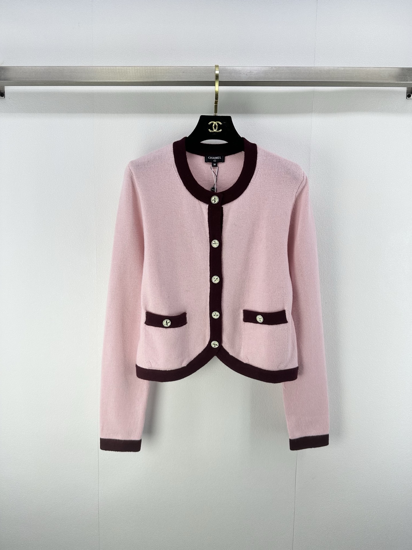 NO:466798,Chane* new details New contrasting color round neck cardigan in autumn and winter, mold opening logo hardware ~ custom imported yarn weaving, comfortable texture, delicate skin-friendly, knitted short cardigan tailoring, classic high contrasting color inter-color, super slim and temperament on the upper body 3 colors 3 codes SML, chanel, alexander wang19860909Chane*上新细节 秋冬新款撞色圆领开衫 开模logo五金~定制进口纱线织造 质感舒适 亲肤细腻 针织短开衫剪裁 经典高级撞色间色 上身超显瘦气质 3色3码SML,,chanel,alexander wang,Women's clothing