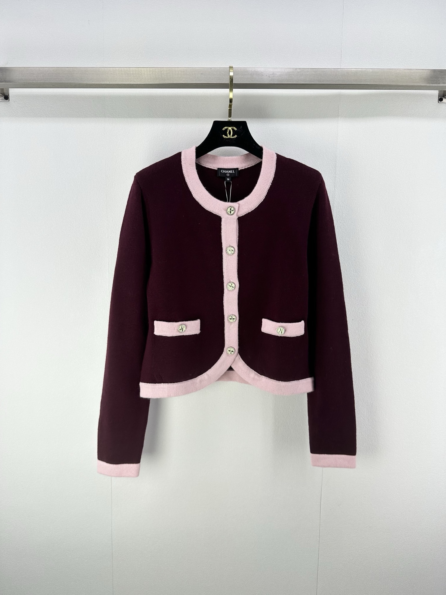 NO:466775,Chane* new details New contrasting color round neck cardigan in autumn and winter, mold opening logo hardware ~ custom imported yarn weaving, comfortable texture, delicate skin-friendly, knitted short cardigan tailoring, classic high contrasting color inter-color, super slim and temperament on the upper body 3 colors 3 codes SML, chanel, alexander wang19860909Chane*上新细节 秋冬新款撞色圆领开衫 开模logo五金~定制进口纱线织造 质感舒适 亲肤细腻 针织短开衫剪裁 经典高级撞色间色 上身超显瘦气质 3色3码SML,,chanel,alexander wang,Women's clothing