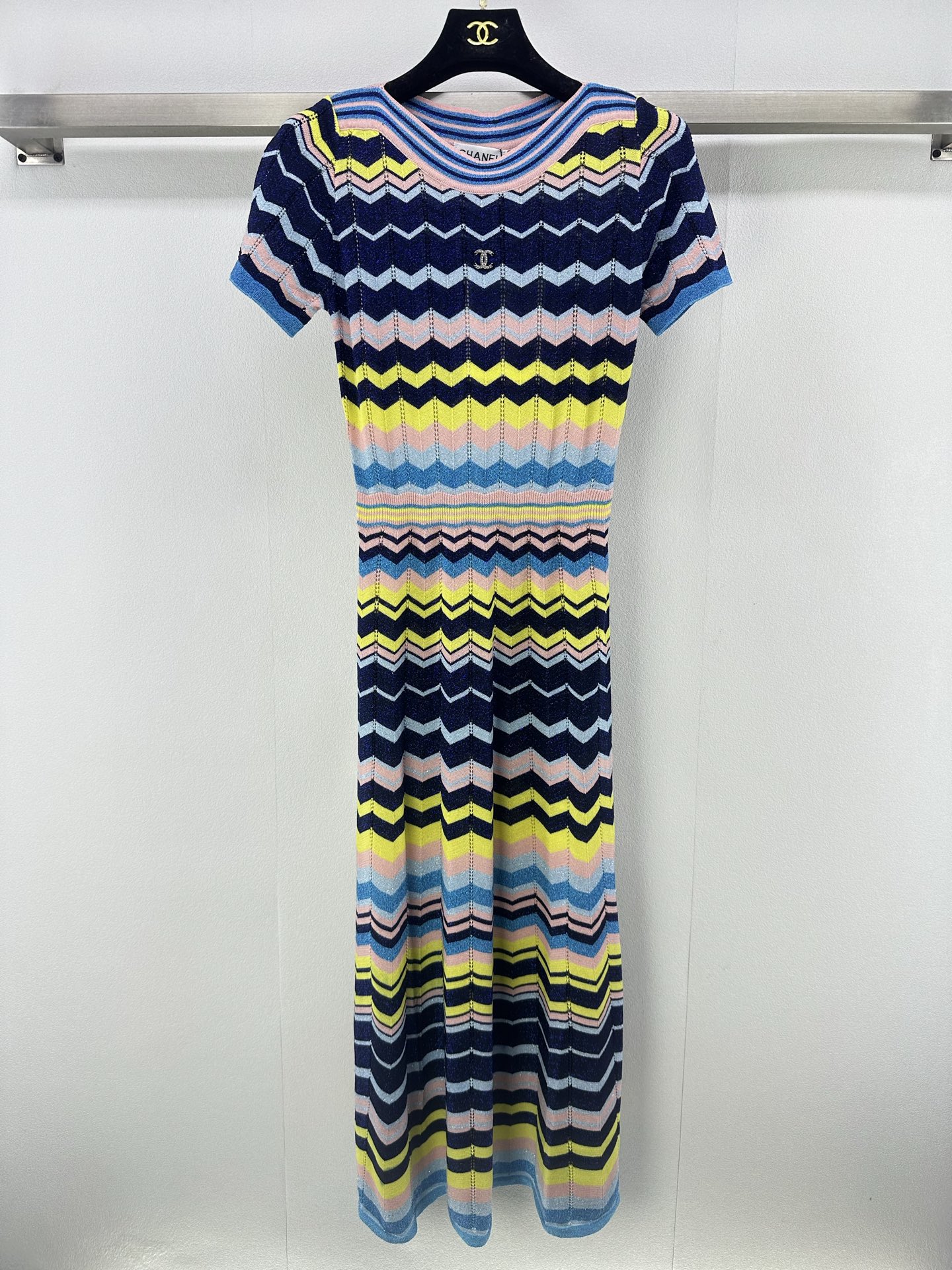 NO:466804,Chane* new details New autumn and winter new gold and silver thread hook-up knitted boat neck short-sleeved skirt Colorful striped gold wire shiny thin fabric Wavy texture high-end and fashionable versatile and not picky 1 color 3 size SML, chanel, skirts, T-shirt, alexander wang19860909Chane*上新细节 秋冬新款金银线钩花针织船领短袖裙 彩色条纹金丝亮闪 薄面料 波浪纹理高级时髦 百搭不挑人 1色3码SML,,chanel,skirts,T-shirt,alexander wang,Women's clothing