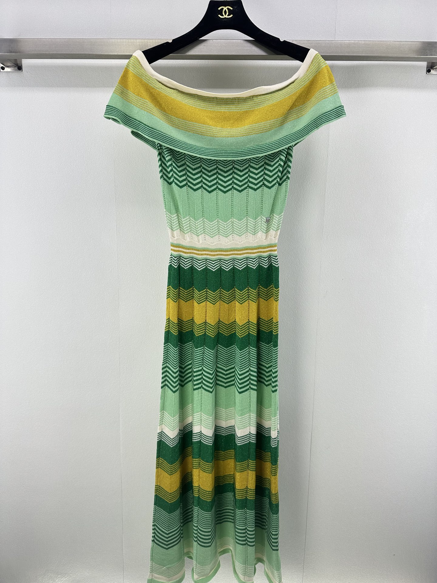 NO:466811,Chane* new details New autumn and winter new gold and silver thread hook-up knitted one-shoulder short-sleeved skirt Colorful striped gold wire shiny thin fabric Wavy texture high-end and fashionable versatile and not picky 2 colors 3 size SML, chanel, skirts, T-shirt, alexander wang19860909Chane*上新细节 秋冬新款金银线钩花针织一字肩短袖裙 彩色条纹金丝亮闪 薄面料 波浪纹理高级时髦 百搭不挑人 2色3码SML,,chanel,skirts,T-shirt,alexander wang,Women's clothing