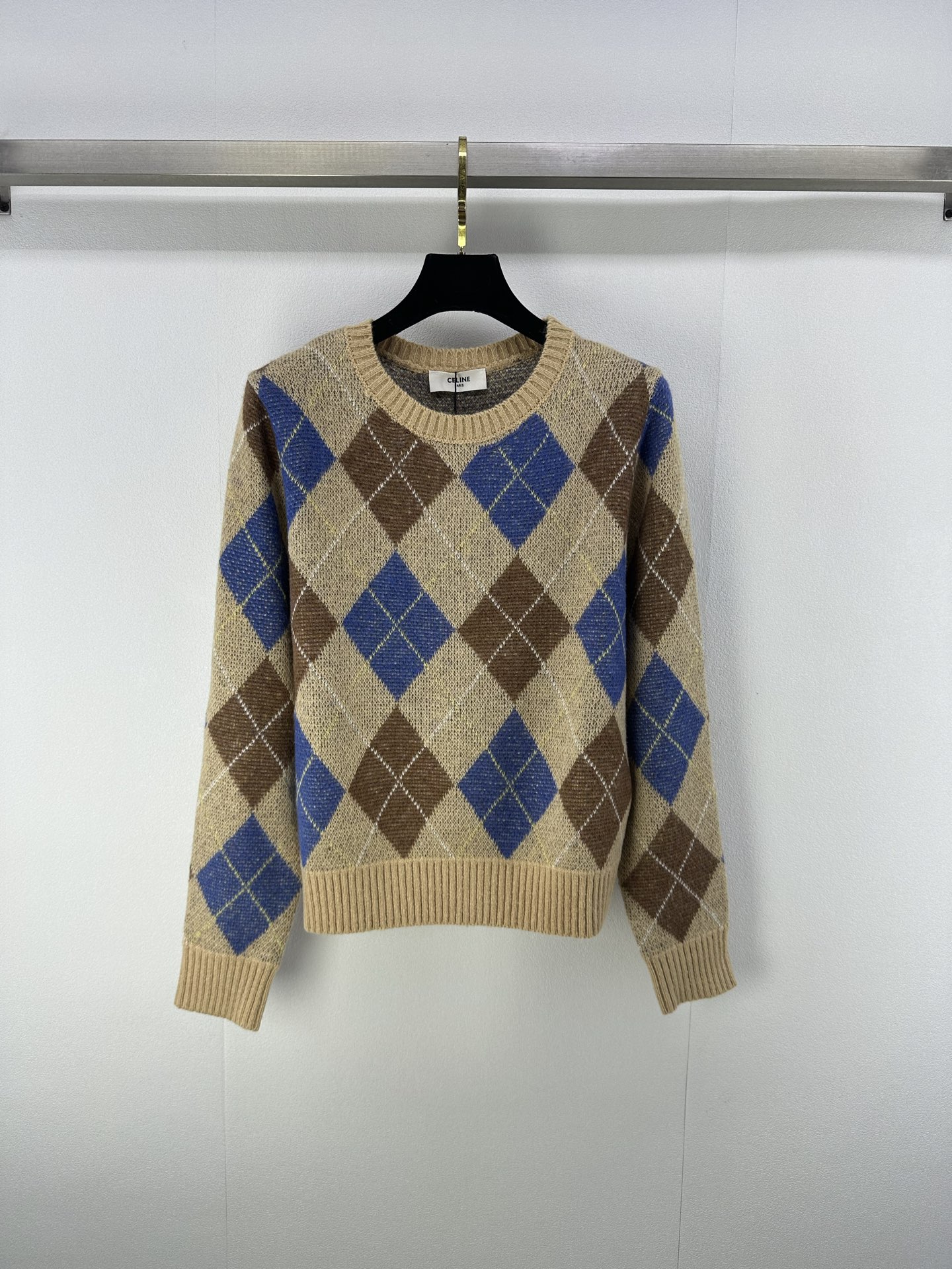 NO:468408,Celin* New details The latest contrasting diamond-shaped round neck and long sleeves in autumn and winter!  The diamond pattern is very touching with a big brand!  The giant high-end color scheme is easy to attract attention, and the celebrity girl is elegant and high-end!  The universal and versatile version makes the upper body look slimming!  1 color 3 code SML, celine, alexander wang19860909Celin* 上新细节 秋冬最新撞色菱格圆领长袖！菱格图案搭配大牌感十足！巨高级配色,点缀轻松吸引眼球,名媛少女优雅又高级！万能百搭版型上身巨显瘦！ 1色3码SML,,celine,alexander wang,Women's clothing