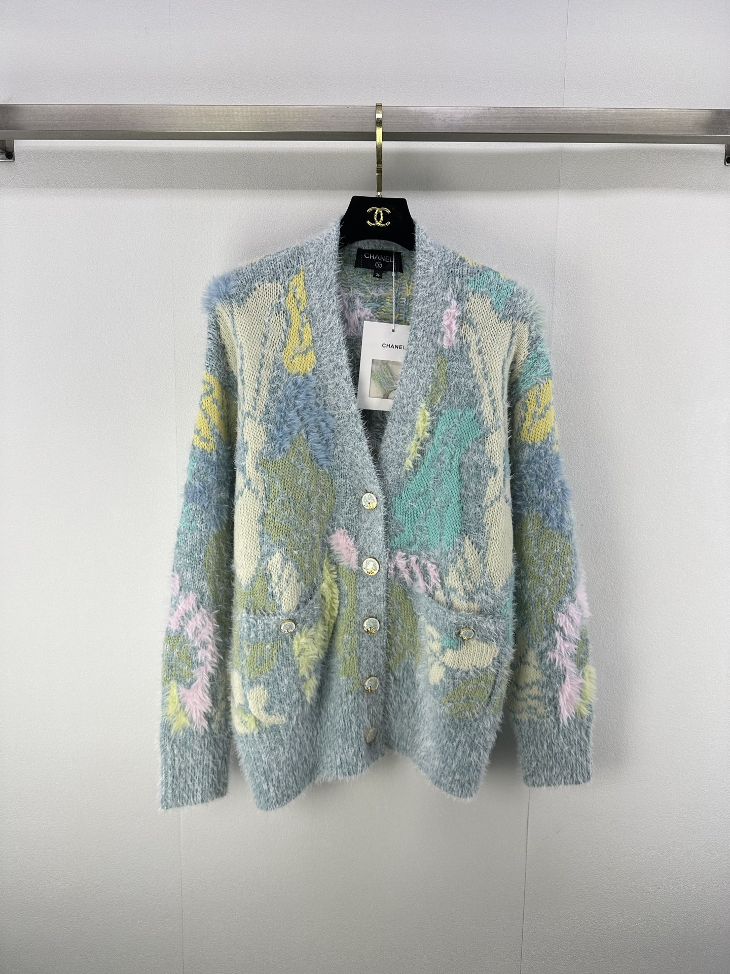 NO:466788,:1 Chane* new details New V-neck cardigan long sleeves Customized YB cotton wool yarn wool yarn wool yarn soft and skin-friendly Comfortable and stylish YB yarn color and dyeing Reduce the quality V-neck cardigan style The neckline is properly adjusted to reveal the skin, beautify the head and shoulders proportions to make the body look slimmer, irregular and low saturation color blocks intertwined, strong retro style, echoing the upper and lower decorations to highlight taste, elastic style to accommodate the figure, playful and age-reducing, easy to control during daily travel or party 1 color 3 codes SML, chanel, alexander wang19860909:1 Chane*上新细节 秋冬新款v领开衫长袖 定制YB棉毛纱线织造 柔软亲肤 舒适有型 YB纱线定色定染 还原品相 v领开衫版型 领口调节恰当露肤 美化头肩比例更显瘦 通体不规则低饱和色块交错 复古风格强烈 上下呼应装饰点亮 彰显品味 弹力版型包容身材 俏皮减龄显白 日常出行或聚会轻松驾驭 1色3码SML,,chanel,alexander wang,Women's clothing