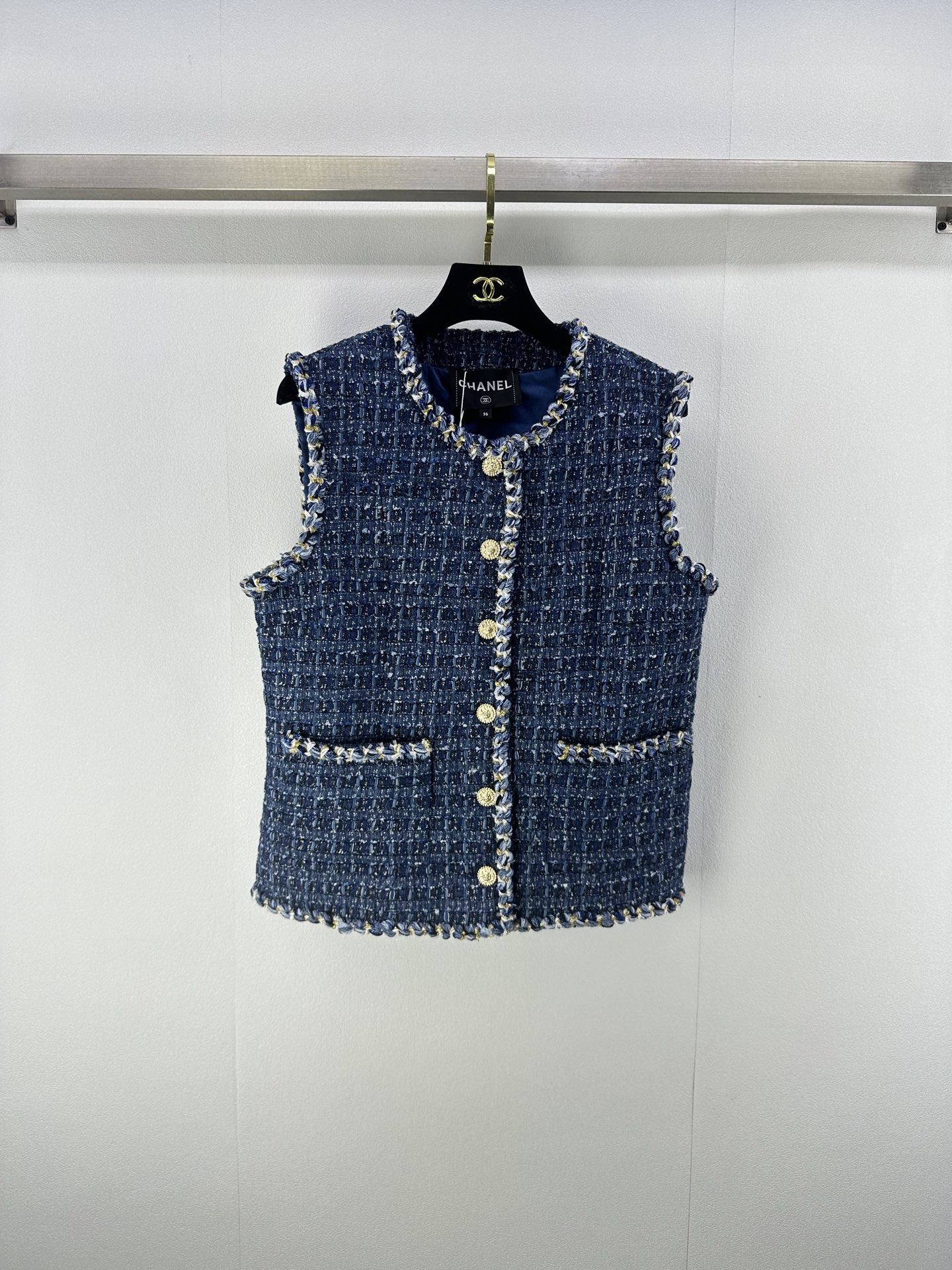 NO:468415,:1 Chane* new details New woven dress tied vest vest in autumn Customized YB imported coarse wool woolen material with obvious texture The wool material is visible to the naked eye and the texture is excellent. The rough striped wool fabric creates a famous style. The front closure is single-row printed round button exquisite blue-black wool texture, luxurious and elegant. The whole cuffs and the front closure hem are decorated with gold wire tied edges, elegant and charming, rich design layering, fashionable and exquisite outfits, 1 color 3 code SML, chanel, alexander wang19860909:1 Chane*上新细节 秋季新款编织洋装捆边马甲背心 定制YB进口粗纺羊毛呢材质 肌理明显 毛料肉眼可见 质感上乘 粗花条纹毛呢面料打造名媛风典范 前襟单排印刻圆扣精致蓝黑色系编织纹理 奢华不失雅致 通体袖口前襟下摆等多处金丝捆边装饰 优雅迷人 丰富设计层次感 时髦精穿搭首选 1色3码SML,,chanel,alexander wang,Women's clothing