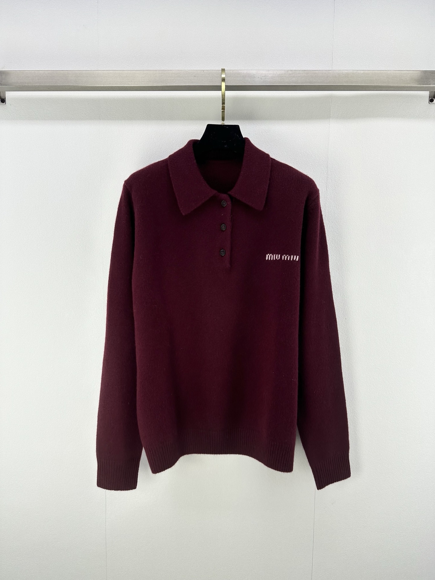 NO:472294,Miumi* new details, new knitted lapel long sleeves in autumn, genuine burgundy series, yb open mold letter logo button decoration, classic letter logo embellishment, fashionable Korean versatile 1 color 3 code SML,,miumiu,alexander wang19860909Miumi*上新细节 秋季新款针织翻领长袖 纯正酒红色系 yb开模字母logo纽扣装饰 经典字母logo点缀 时髦韩系百搭 1色3码SML,,miumiu,alexander wang,Women's clothing