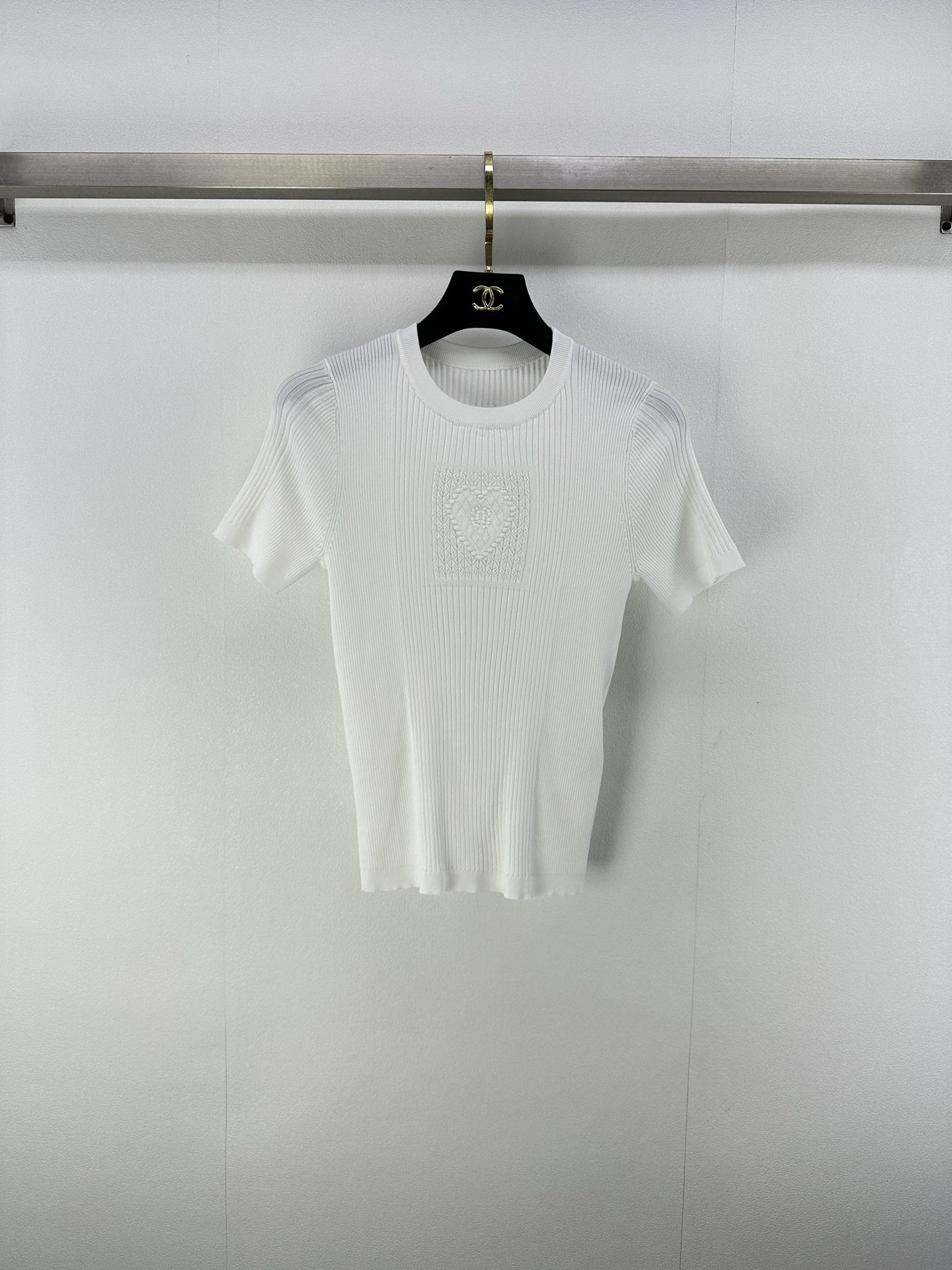 NO:472298,:1 Chane* new details New love knitted short sleeves in autumn and winter, customized YB yarn weaving, breathable and comfortable, full texture, knitted short sleeve cut, love double C letter pattern on the chest, colorful layers, double C metal logo on the back, highlighting the brand style, ready-to-wear is slightly elastic, presenting a slimming visual effect, and the inner wear is brilliant and fashionable 1 color 3 codes SML, chanel, T-shirt, alexander wang19860909:1 Chane*上新细节 秋冬新品爱心针织短袖 定制YB纱线织造 透气舒适 质感十足 针织短袖裁剪 胸口爱心双C字母图案 层次丰富多彩 后背呼应双C金属标 凸显品牌格调 成衣略带有弹力 呈现显瘦视觉效果 单穿内搭都出彩时髦 1色3码SML,,chanel,T-shirt,alexander wang,Women's clothing