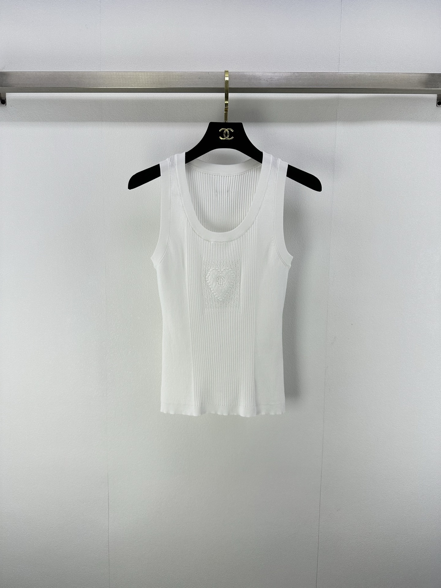 NO:472300,:1 Chane* new details New love knitted vest in autumn and winter Customized YB yarn weaving breathable and comfortable, full texture Knitted short-sleeved cut Chest love double C letter pattern Rich and colorful layers Back echo the double C metal logo highlights the brand style The ready-to-wear is slightly elastic and gives a slim visual effect. The inner wear is brilliant and fashionable. 1 color 3 codes SML, chanel, T-shirt, alexander wang19860909:1 Chane*上新细节 秋冬新品爱心针织背心 定制YB纱线织造 透气舒适 质感十足 针织短袖裁剪 胸口爱心双C字母图案 层次丰富多彩 后背呼应双C金属标 凸显品牌格调 成衣略带有弹力 呈现显瘦视觉效果 单穿内搭都出彩时髦 1色3码SML,,chanel,T-shirt,alexander wang,Women's clothing