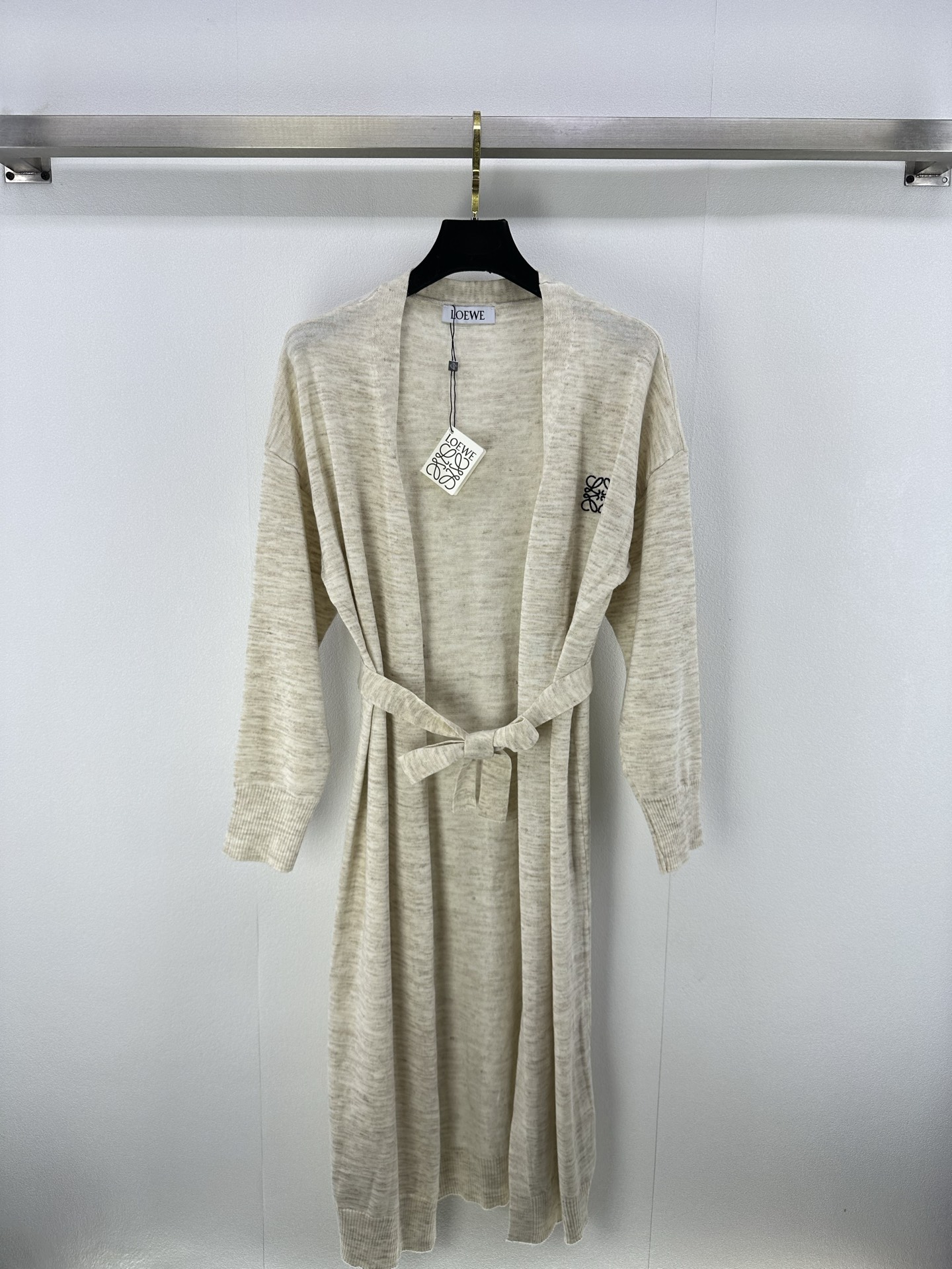 NO:472281,Loew* new details, new long lace-up cardigan in autumn and winter, fashionable lace-up texture, waist-closing design to make you look slim and cover your flesh, fashionable temperament and versatile and not picky, 2 colors, 3 sizes, SML, loewe, alexander wang19860909Loew*上新细节 秋冬新款长款系带开衫 麻纱纹理配色时尚 系带收腰设计显瘦遮肉 时髦气质百搭不挑人 2色3码SML,,loewe,alexander wang,Women's clothing