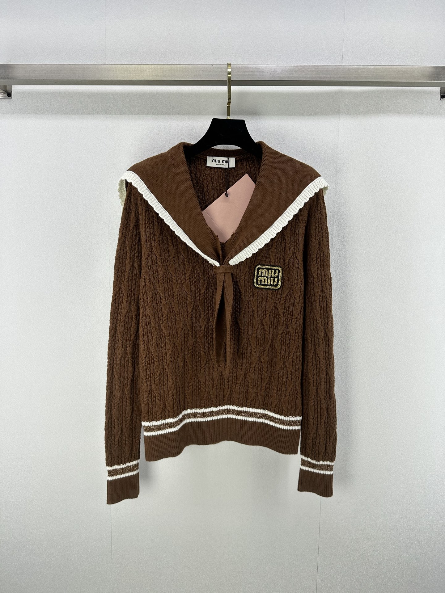 NO:466781,Miumi's new details. The autumn new navy necklace is hollow long sleeves. The color matching is age-reducing girlish style, and the embroidered logo letters are low-key and luxurious. The sweet girl is elegant and fashionable. The classic style is not picky about people and looks slim and versatile!  1 color 3 code SML, miumiu, alexander wang19860909Miumi 上新细节 秋季新款海军领系带镂空长袖.配色减龄少女风,刺绣logo字母低调奢华.甜美少女优雅又时髦,经典版型不挑人上身显瘦又百搭！ 1色3码SML,,miumiu,alexander wang,Women's clothing