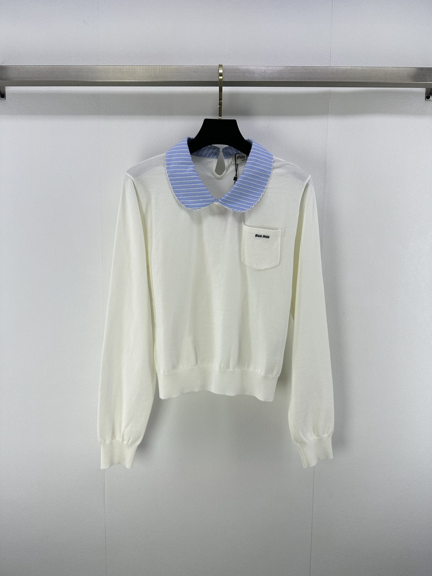 NO:466787,Miumi* new details, new Autumn and Winter lapel contrasting long sleeves, spliced ​​shirt collar design, logo jacquard embellishment, highlighting the high-end sense of outfit, full of college style, showing a relaxed tone, the first choice for fashionable outfits in all seasons!  2 colors 3 codes SML, miumiu, alexander wang19860909miumi*上新细节 秋冬新款翻领撞色长袖 拼接衬衣领设计 logo提花点缀修饰 凸显穿搭高级感 学院风满满 尽显松弛调性 四季时尚穿搭首选！ 2色3码SML,,miumiu,alexander wang,Women's clothing