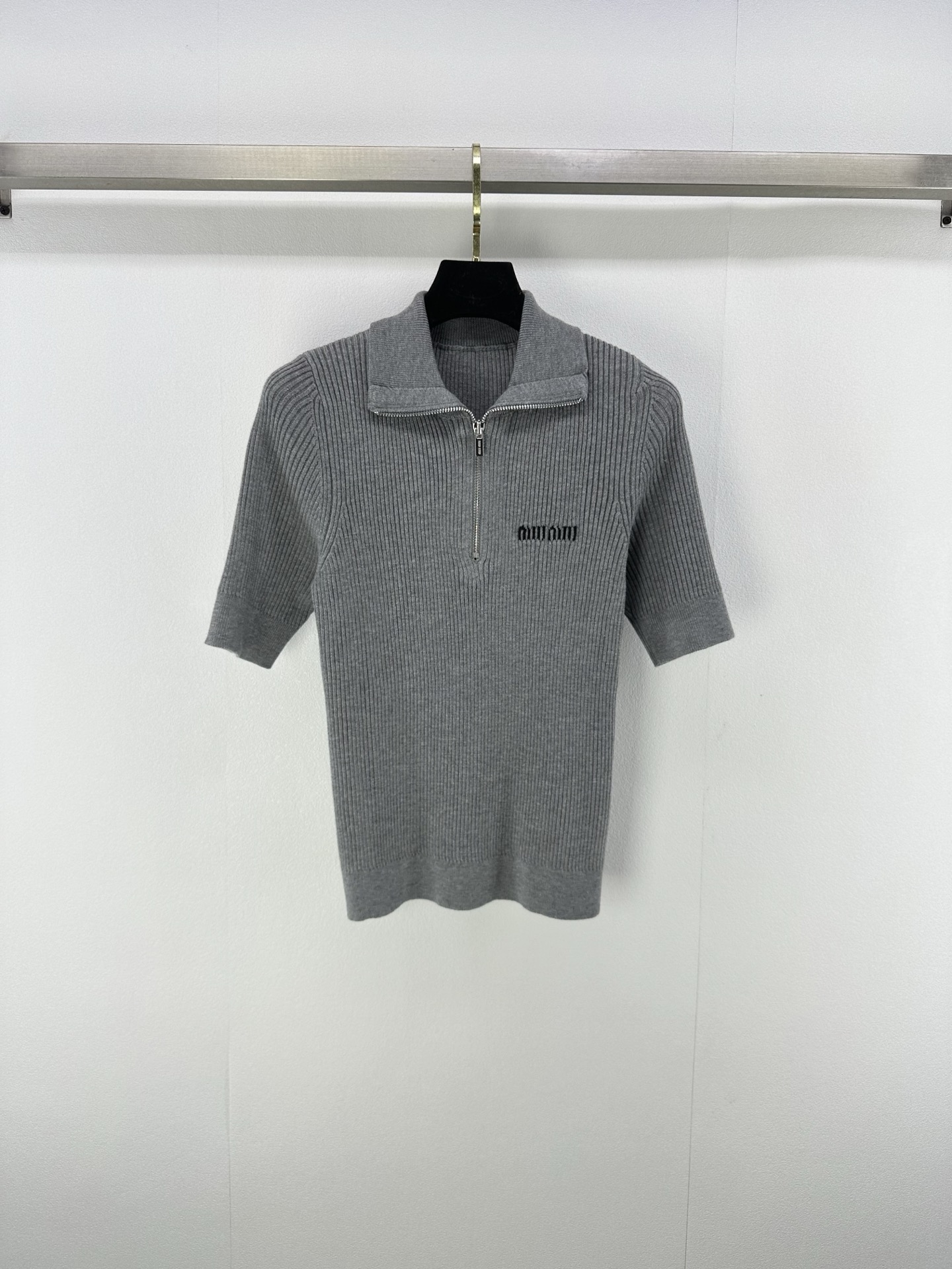 NO:472314,Miumi* New Details New Half Zipper Knit Short Sleeves for Fall!  Chest positioning logo. A white, rich and beautiful woman must be used as a magical tool!  All-purpose and versatile, super slimming!  Soft, glutinous and delicate texture is super comfortable!  Retro temperament is fashionable and high-end!  The upper body looks huge and slim!  1 color 3 code SML, miumiu, T-shirt, alexander wang19860909Miumi*上新细节 秋季新款半拉链针织短袖！胸口定位logo 白富美必入神器！万能百搭超显瘦！软糯细腻质感超舒适！复古气质时髦又高级！版型上身巨显瘦！ 1色3码SML,,miumiu,T-shirt,alexander wang,Women's clothing