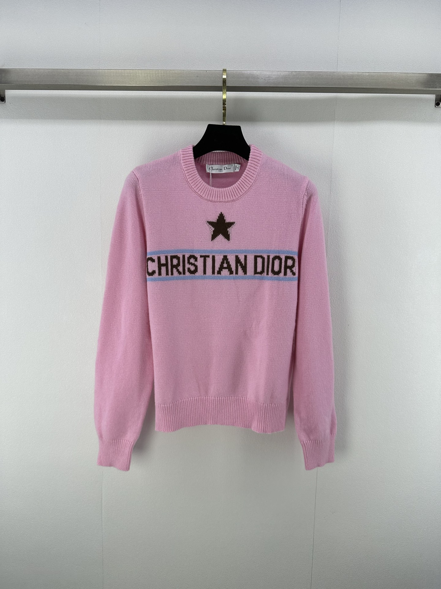 NO:468422,New details on Dio* The latest five-pointed star letters in autumn and winter!  White, rich and beautiful must-have high-end items!  Contrasting letter logo is low-key and luxurious, the classic style is not picky, and the temperament is elegant and age-reducing girlish style!  2 colors 3 codes SML, dior, alexander wang19860909Dio*上新细节 秋冬最新五角星字母长袖！白富美必入高级单品！撞色字母logo低调奢华,经典版型不挑人,气质优雅减龄少女风！ 2色3码SML,,dior,alexander wang,Women's clothing