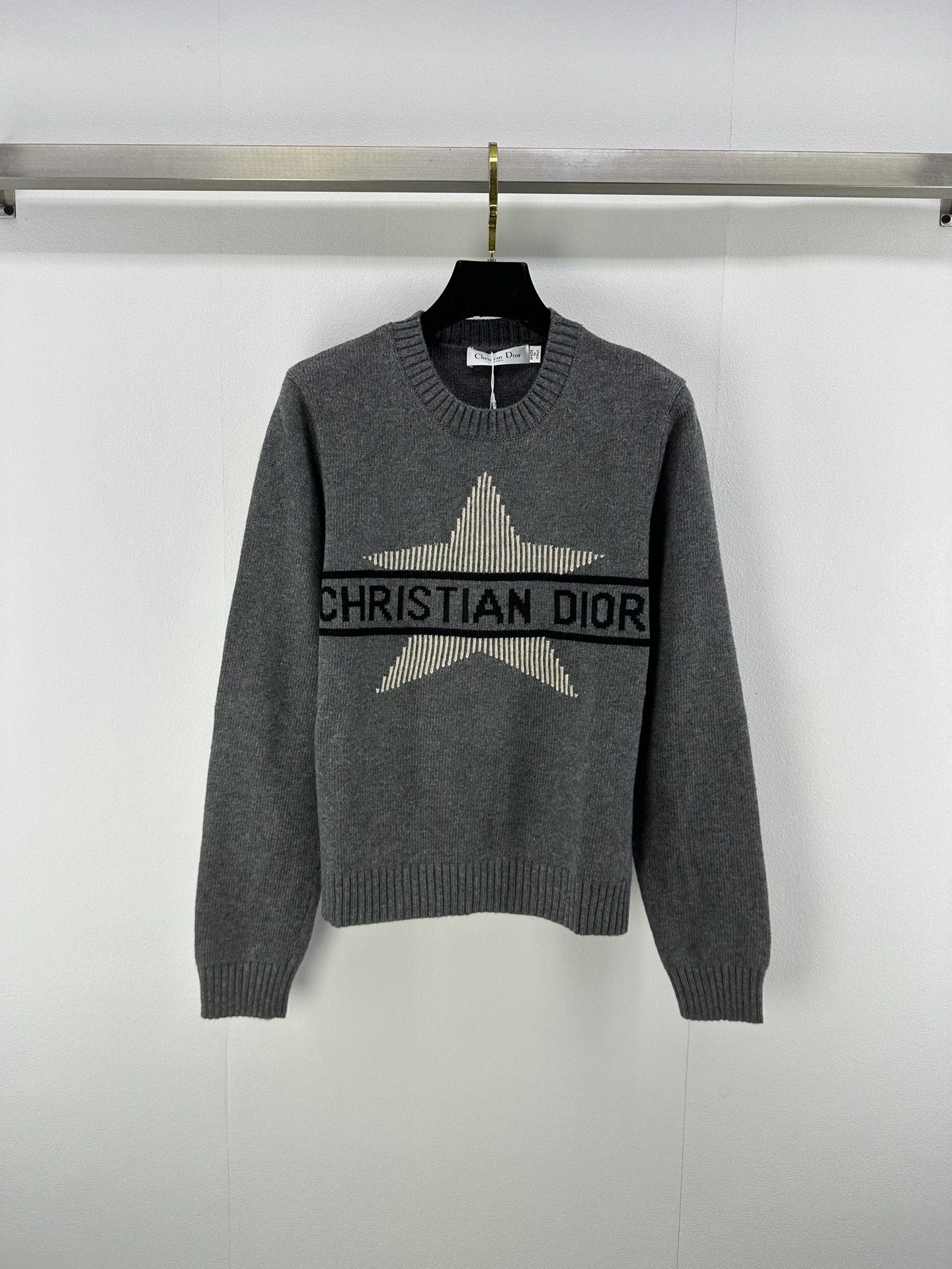 NO:466793,Dio* new details, new knitted round neck, five-pointed star long sleeves, classic brand letter logo contrasting color jacquard decoration, regular style, simple, fashionable and versatile, daily casual matching, not picky for people, 1 color, 3 codes, SML, dior, alexander wang19860909Dio*上新细节 秋冬新款针织圆领五角星长袖 经典品牌字母logo撞色提花装饰 常规版型 简约时髦百搭 日常随意搭配不挑人 1色3码SML,,dior,alexander wang,Women's clothing