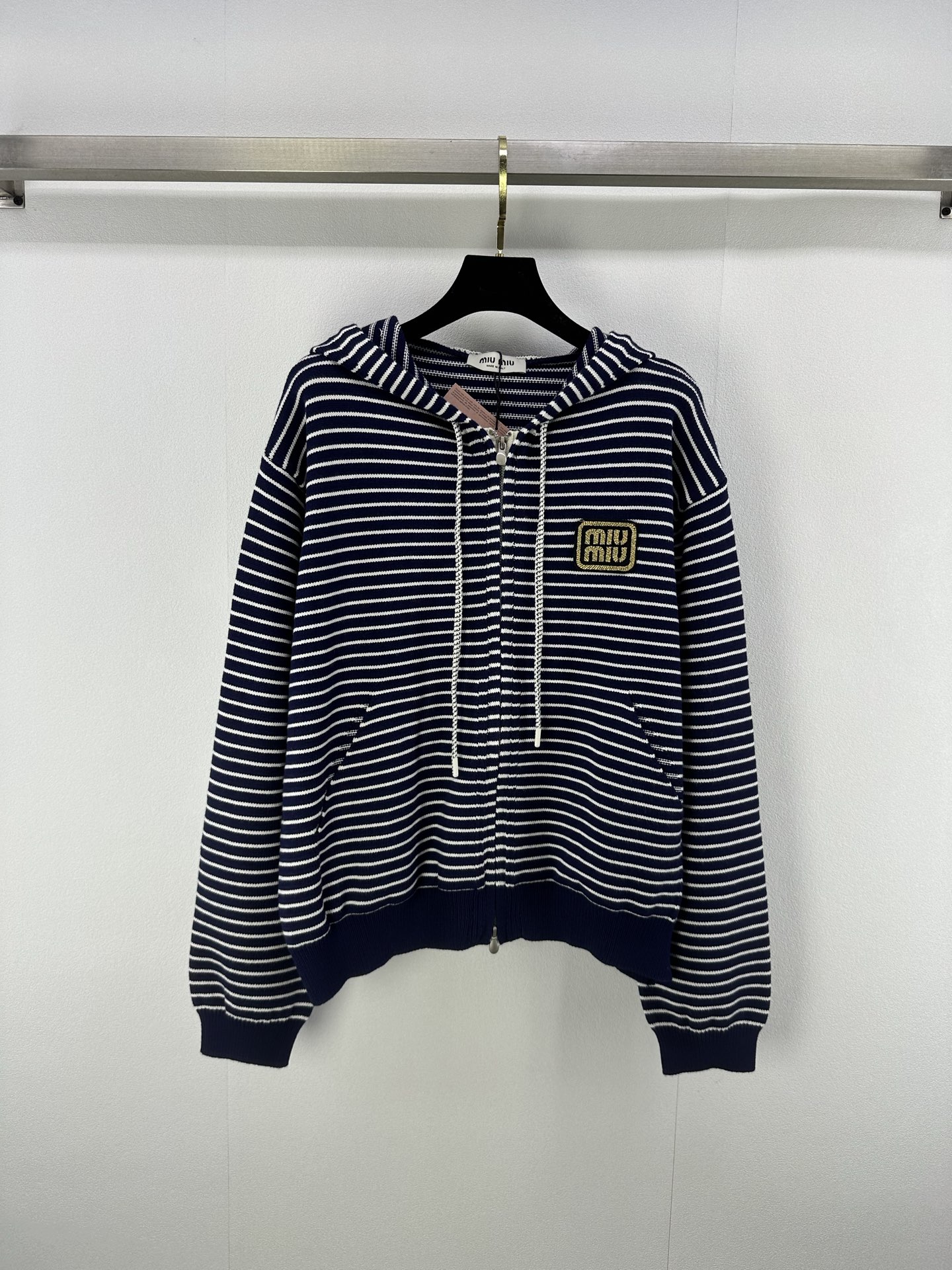 NO:472247,MiuMi *New details New contrasting zipper striped hooded cardigan in autumn and winter Positioning logo logo Customized wool fabric Comfortable and breathable Slim fit style Temperament celebrity 2 colors 3 size SML, miumiu,hats,alexander wang19860909MiuMi *上新细节 秋冬新款撞色拉链条纹连帽开衫 定位logo徽标 定制羊毛面料 舒适透气 修身版型 气质名媛 2色3码SML,,miumiu,hats,alexander wang,Women's clothing