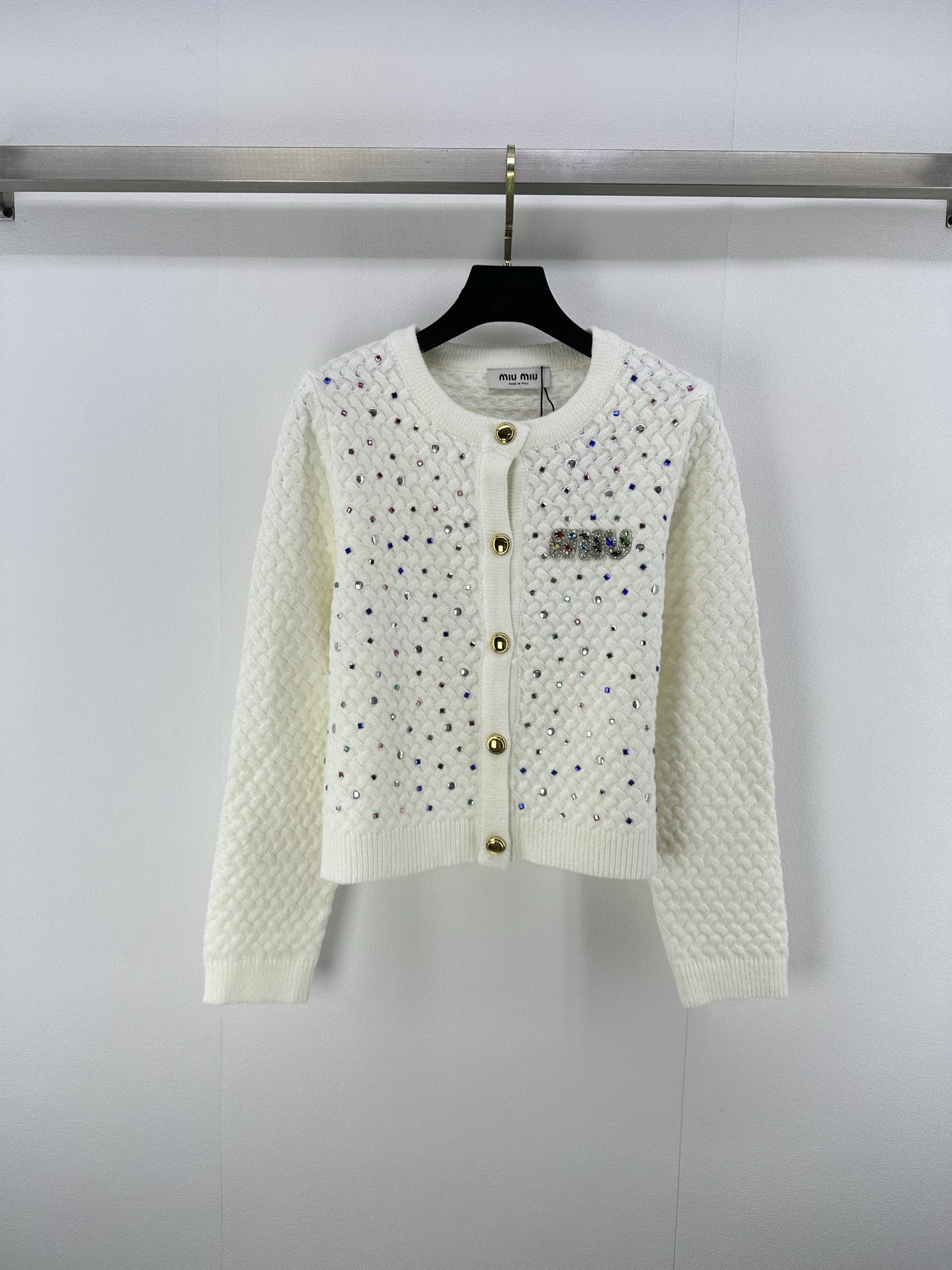 NO:468362,MiuMi* new details, new beaded cardigan with long sleeves, colorful beads, highlight the brand style, the color matching is very outstanding and fashionable, the style is casual and versatile, 2 colors and 3 codes SML,,miumiu,alexander wang19860909MiuMi*上新细节 秋冬新款钉珠开衫长袖 满身彩色钉珠 凸显品牌格调 配色十分出彩时髦 版型随性百搭 2色3码SML,,miumiu,alexander wang,Women's clothing