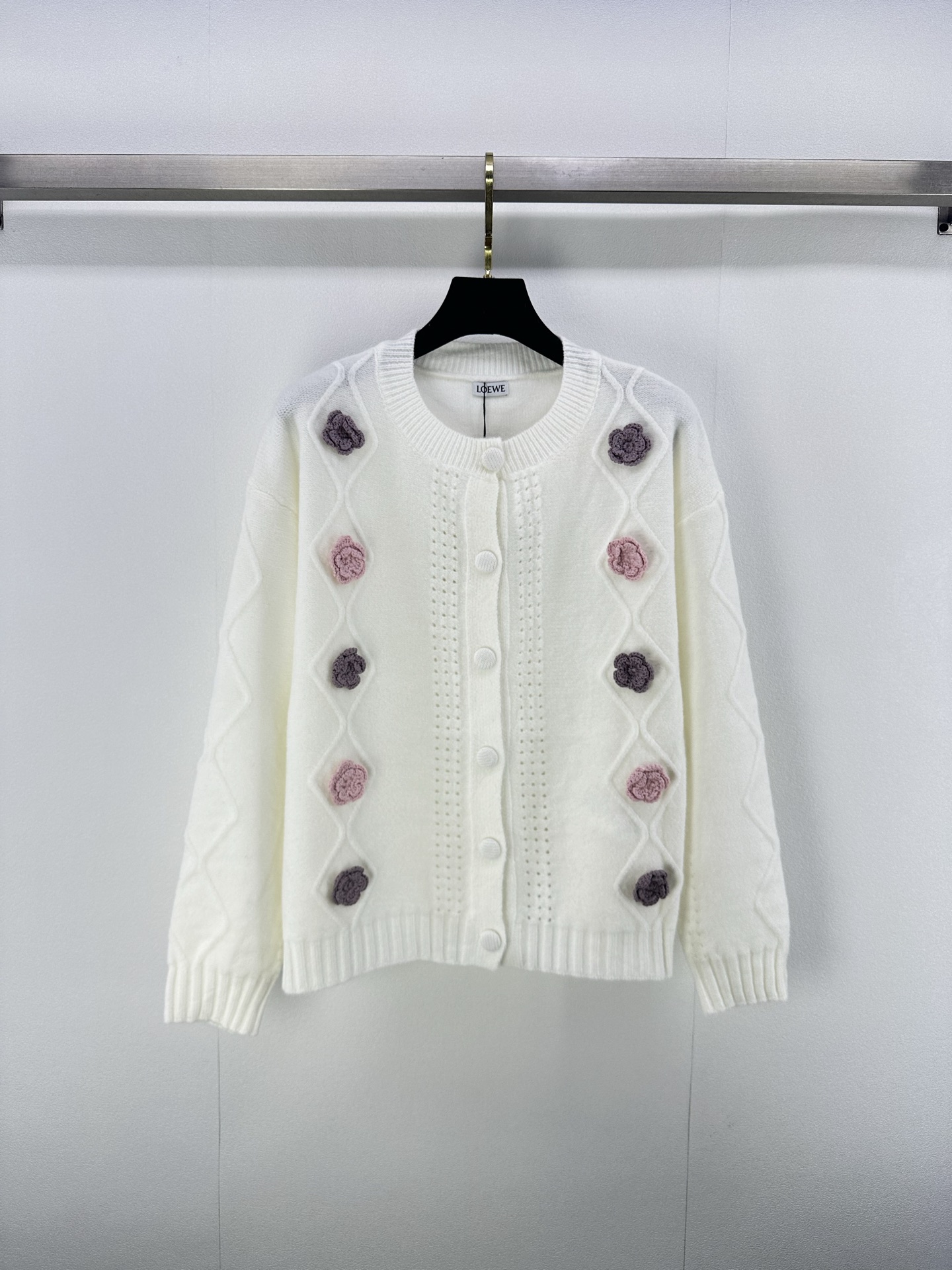 NO:468436,Loew* new details, new autumn and winter flower cardigan sweater, contrasting color rhinestone logo embellishment on the back, bringing visual impact to the overall shape, the flower three-dimensional shape, the fabric has texture, the upper body is comfortable and yet beautiful, 1 color, 3 size SML, loewe, sweaters, alexander wang19860909Loew*上新细节 秋冬新款花朵开衫毛衣 后背撞色水钻徽标点缀 给整体造型带来视觉冲击花朵立体造型 面料有质感 上身舒服同时又不失美感 1色3码SML,,loewe,sweaters,alexander wang,Women's clothing