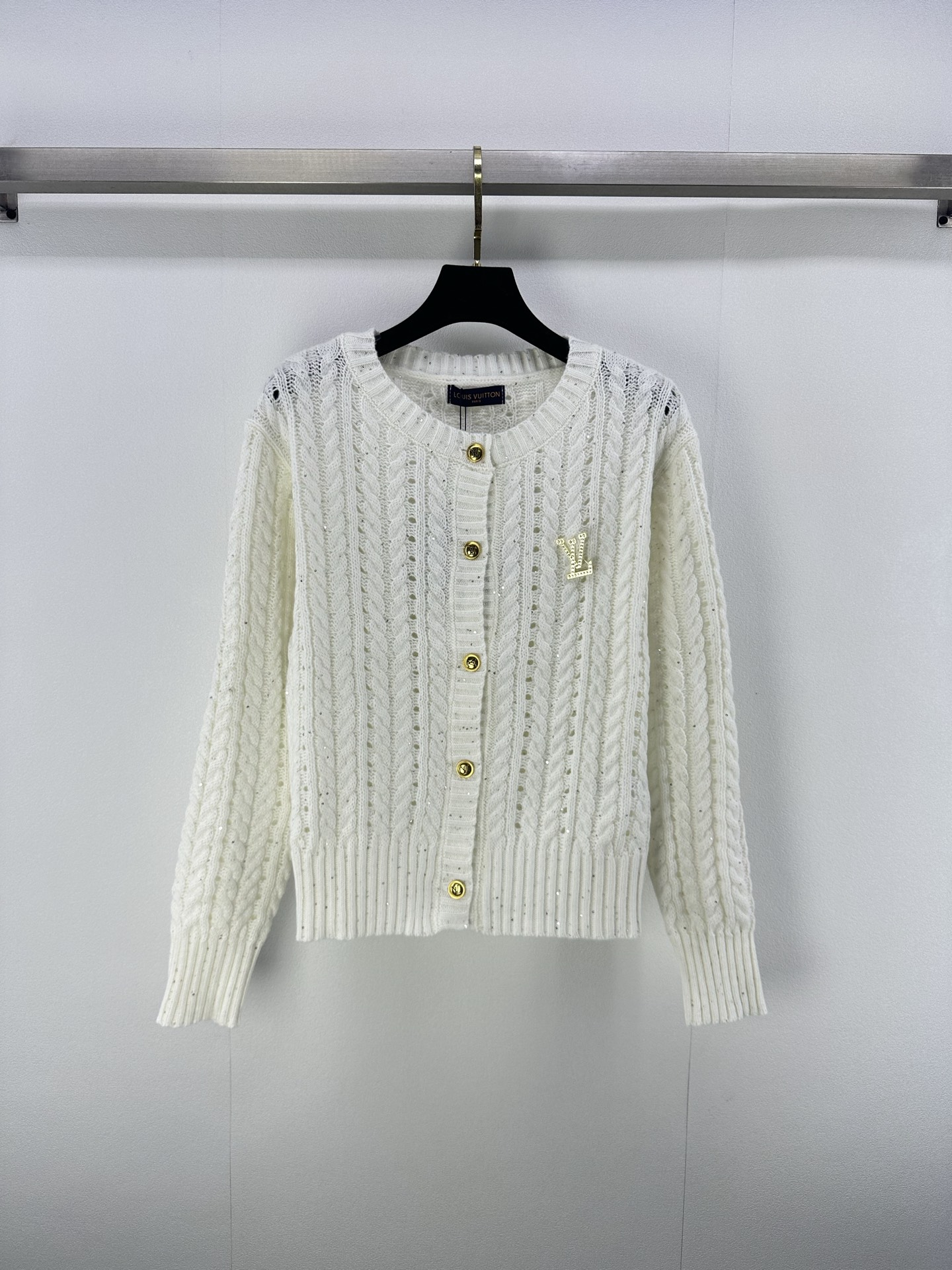 NO:468444,Lv* New details, new autumn hollow bead piece round neck cardigan long sleeves, hollow round pattern on the back, relaxed outfit, dazzling embroidery bead piece shining bead piece hollow crochet top!  The stars in the sky are mysterious and noble!  Rich sequin heavy industry luxury is absolutely unique!  Imported wool sequin yarn Swiss woven craftsmanship creates a low-key and luxurious sense of high quality!  Loose style, lazy temperament, casual and elegant. Classic, unscrupulous and super slim on the upper body. 1 color, 3 size SML.,,louis vuitton,alexander wang19860909Lv* 上新细节 秋季新款镂空珠片圆领开衫长袖 后背镂空圆形图案松弛感穿搭,璀璨刺绣珠片闪耀珠片镂空钩织上衣！满天繁星神秘又高贵！丰富的亮片重工奢华绝绝子！进口羊毛亮片纱线瑞士机织工艺打造低调奢华的高级感！宽松版型慵懒气质随性优雅.经典不挑人上身超显瘦 1色3码SML.,,louis vuitton,alexander wang,Women's clothing