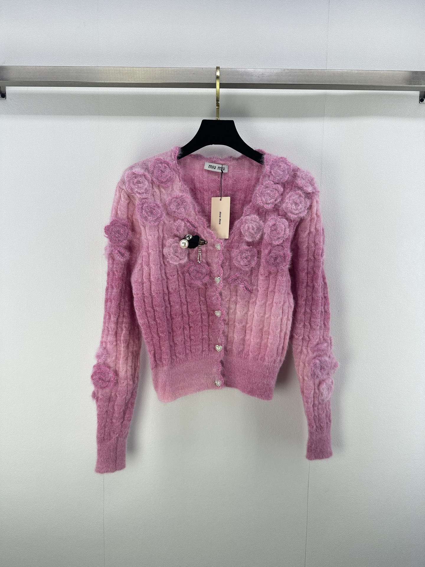 NO:468452,Miumi* new details, new three-dimensional flower knitted v-neck cardigan in autumn, fabric is skin-friendly and comfortable, good breathability, three-dimensional flower tailoring, embellishing the whole, elegant temperament, versatile and slim, pink and tender cardigan tailoring, inner and outer wear, 1 color, 3 size SML,,miumiu,alexander wang19860909Miumi*上新细节 秋季新款立体花朵针织v领开衫 面料亲肤舒适 透气性好 立体花朵剪裁 点缀整体 优雅气质 百搭显瘦 粉色粉嫩 开衫剪裁 内搭外穿 1色3码SML,,miumiu,alexander wang,Women's clothing