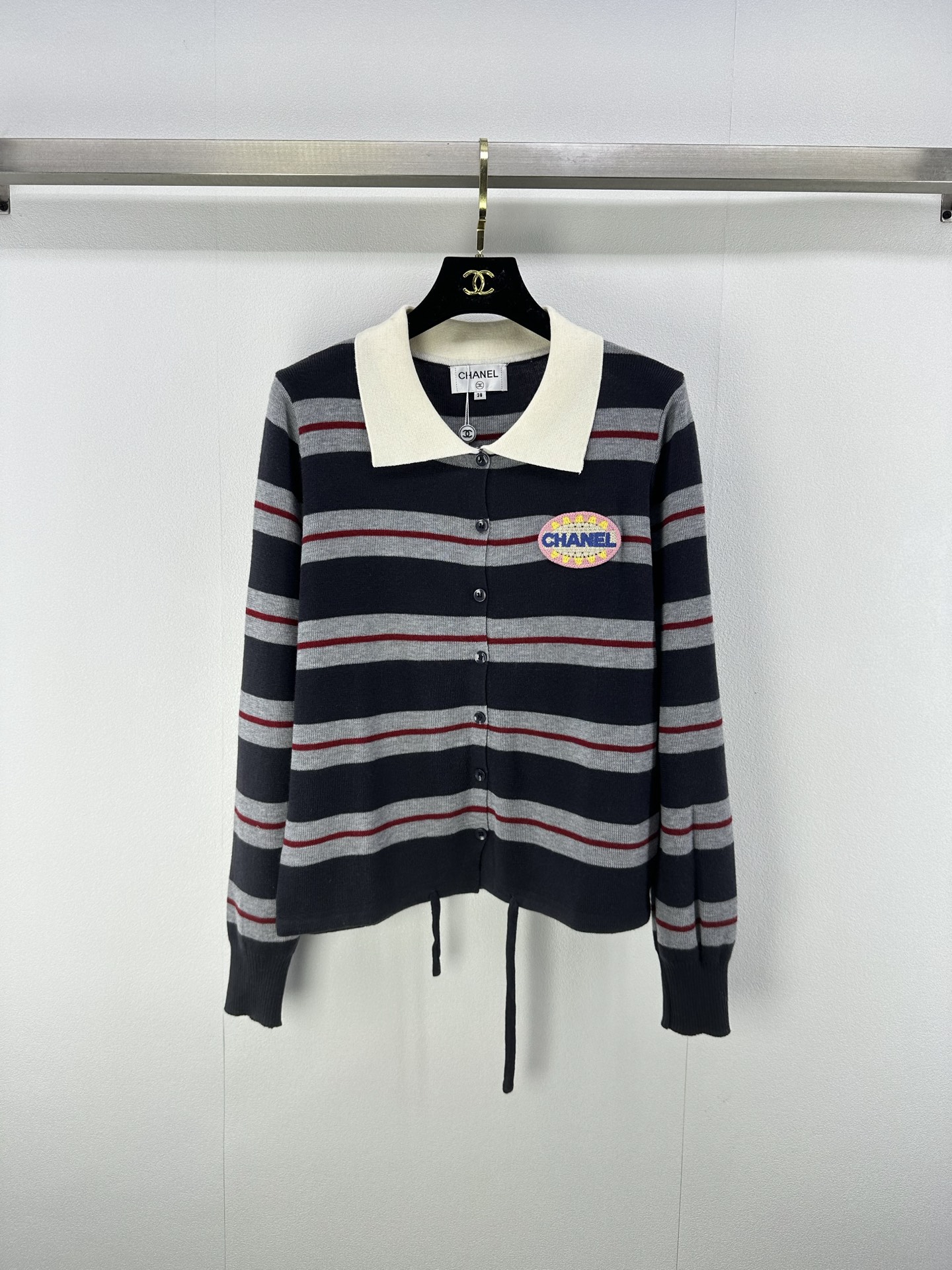 NO:469728,CHANE* New Details Latest Lace Striped Cardigan Long Sleeve in Fall!  Positioning Zhangzi logo, hem lace design, customized imported knitted material, high-quality texture, contrasting color edges show the brand's personality!  versatile and not picky. 1 color and 3 code SML, chanel, alexander wang19860909CHANE* 上新细节 秋季最新翻领条纹开衫长袖！定位章仔徽标 下摆系带设计 定制进口针织材质 质感高级 撞色边彰显品牌张扬个性格调！百搭不挑人 1色3码SML,,chanel,alexander wang,Women's clothing