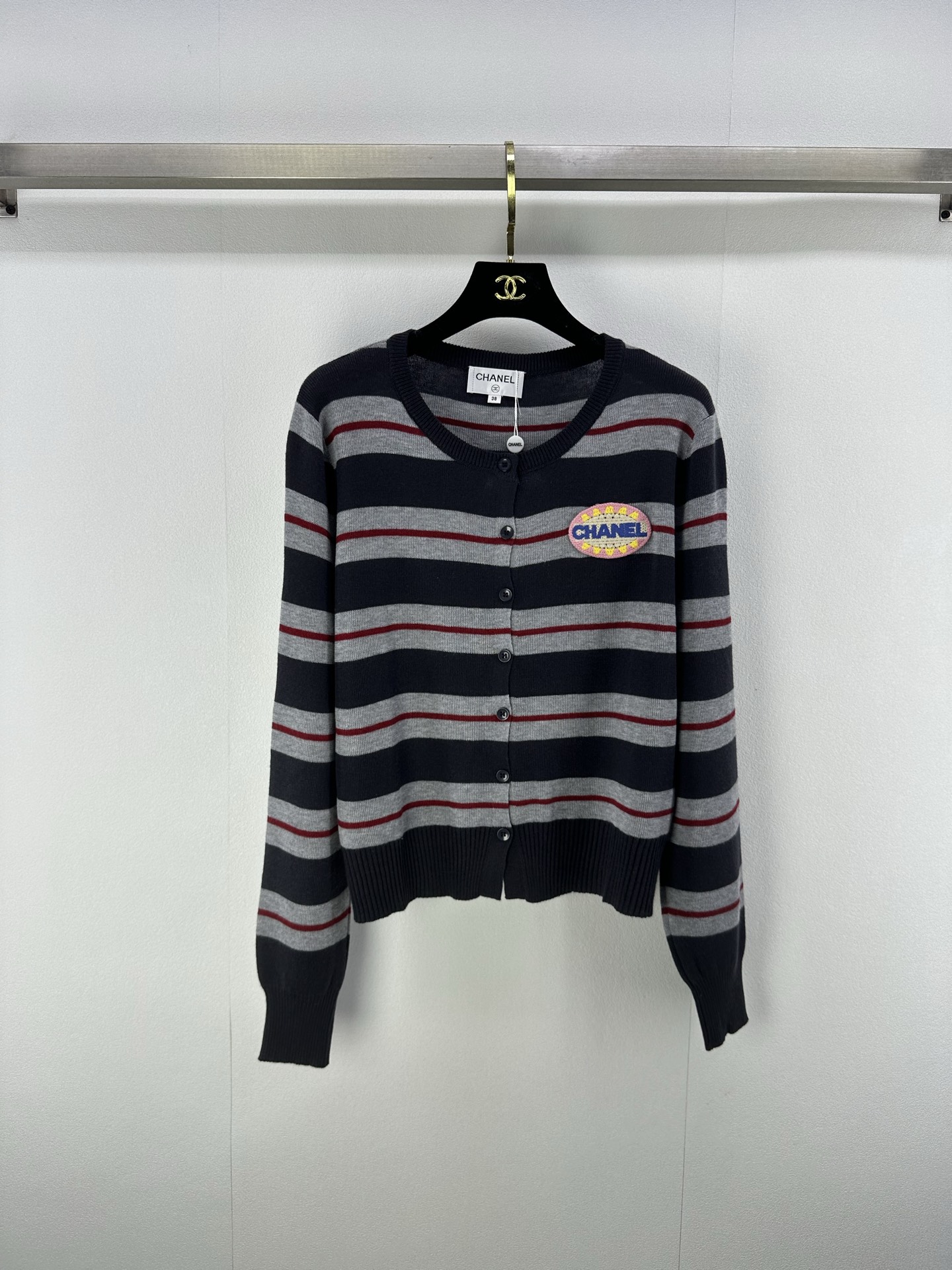 NO:469733,New details CHANE* Autumn's latest round neck striped long sleeves!  Positioning Zhangzi logo Custom imported knitted material with high-quality texture and contrasting color edges show the brand's personality!  versatile and not picky. 1 color and 3 code SML, chanel, alexander wang19860909CHANE* 上新细节 秋季最新圆领条纹长袖！定位章仔徽标 定制进口针织材质 质感高级 撞色边彰显品牌张扬个性格调！百搭不挑人 1色3码SML,,chanel,alexander wang,Women's clothing