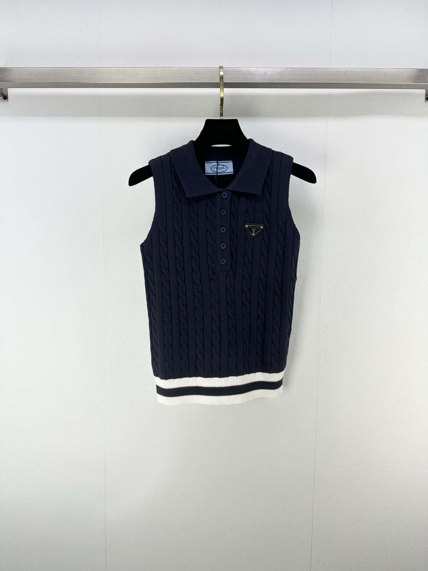 NO:471418,New details on Prad* The latest lapel logo knitted contrasting vest in autumn and winter!  The brand logo on the chest is simple and design-like, with contrasting colors on the hem, which is versatile and not picky!  3 color 3 code SML, prada, alexander wang19860909Prad*上新细节 秋冬最新翻领logo针织撞色背心！胸前三角标品牌标识简约有设计感,下摆撞色边缘 百搭不挑人！ 3色3码SML,,prada,alexander wang,Women's clothing