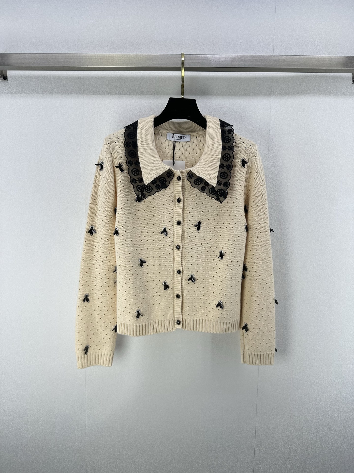 NO:468396,Valentin* new details The latest official website of autumn and winter synchronizes beaded cardigan long-sleeved sweater!  The collar lace is lace and the body is decorated with hand-made beads, and the girl is full of heart, and it is a must-have for reducing age!  A royal single item!  Upper body age-reducing temperament 1 color 3 code SML, valentino, sweaters, alexander wang19860909Valentin*上新细节 秋冬最新官网同步钉珠开衫长袖毛衣！衣领蕾丝花边 重手工钉珠点缀衣身,少女心爆棚,减龄必备！王炸单品！上身减龄气质 1色3码SML,,valentino,sweaters,alexander wang,Women's clothing