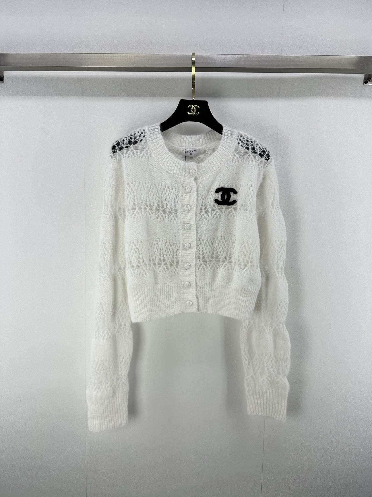 NO:472253,CHANE* New details New autumn and winter round neck hollow cardigan Positioning Logo pattern The sleeves are decorated with lotus root sleeves, which add to the playfulness of women, and the style of dressing is more sweet. Customized dyed wool yarn weaving. The texture is soft and comfortable. The temperament of the upper body is 2 colors and 3 sizes SML, chanel, alexander wang19860909CHANE* 上新细节 秋冬新品圆领镂空开衫 定位Logo图案 袖子饰以莲藕袖设计 增添了女性俏皮灵动 穿搭风格更为气质甜美 定制定染羊毛纱线织造 质感软糯舒适 上身名媛气质 2色3码SML,,chanel,alexander wang,Women's clothing