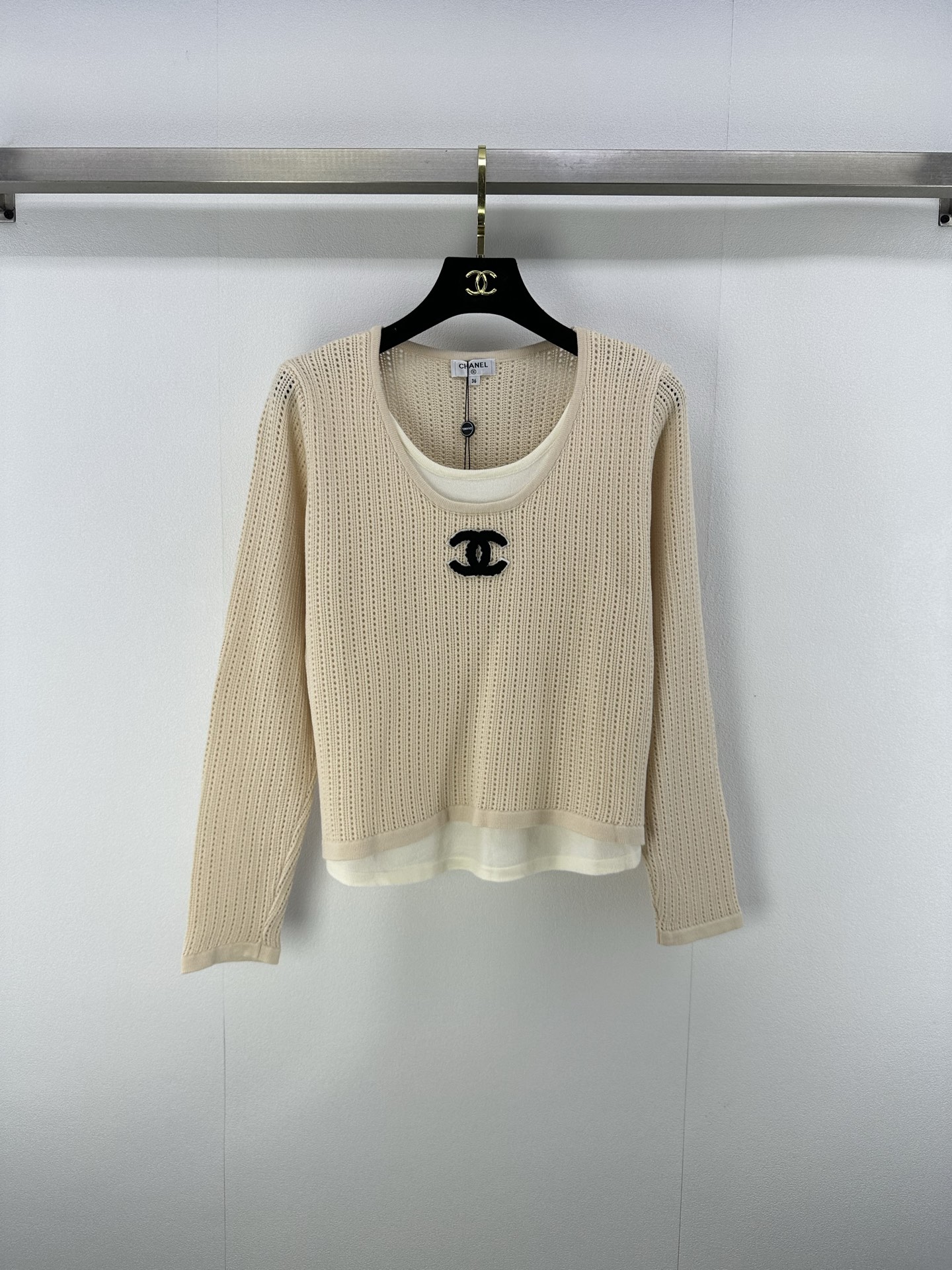 NO:468402,Chane* New details The latest contrasting color knitted fake two-piece long-sleeved pullover sweater in autumn and winter!  Customized wool yarn weaving, elastic and comfortable, breathable and easy to wear, knitted long-sleeved tailoring, beautify the proportion of head and shoulders, and make the inner and outer V contrast colors to form a fake two-piece layering effect, exposed from the neckline cuffs and hem respectively, letter logo decoration on the chest, strong retro style, short loose style, inclusive body, playful and age-reducing, richer visual effects, freely control the small fragrance style, age-reducing and fashionable!  2 color 3 code SML, chanel, sweaters, alexander wang19860909chane*上新细节 秋冬最新撞色针织假两件长袖套头毛衣！定制羊毛纱线织造 弹力舒适 透气好穿 针织长袖剪裁 美化头肩比例更显瘦 内圆外V撞色形成假两件叠穿效果 分别从领口袖口和下摆露出 胸前字母徽标装饰 复古风格强烈 松身短款版型 包容身材 风格俏皮减龄 视觉效果更丰富 随意驾驭出小香风格 减龄又时髦！ 2色3码SML,,chanel,sweaters,alexander wang,Women's clothing