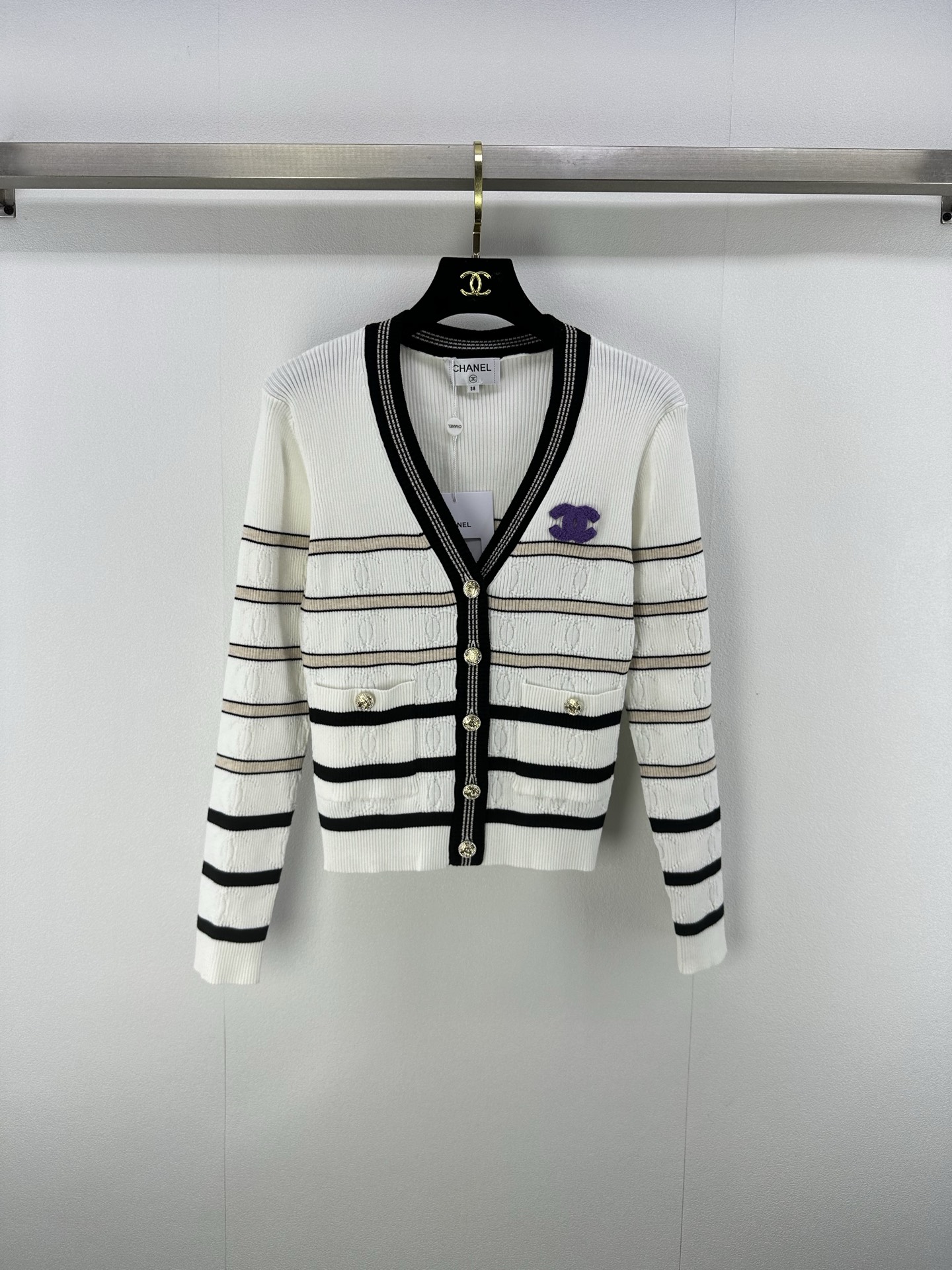 NO:472259,Chane* new details New autumn and winter new striped V-neck cardigan long sleeve classic black and white stripes never out of date. V-neck design shows small face. Metal buttons are exquisite and eye-catching. Double pockets are practical and decorative. The knitted texture is delicate and easy to wear. French elegance. Daily matching is super worry-free~ 1 color 3 SML, chanel, alexander wang19860909Chane*上新细节 秋冬新款条纹v领开衫长袖经典黑白条纹永不过时 V领设计显脸小 金属纽扣精致亮眼 双口袋实用又具装饰性 针织纹理细腻 轻松穿出法式优雅 日常搭配超省心～ 1色3码SML,,chanel,alexander wang,Women's clothing