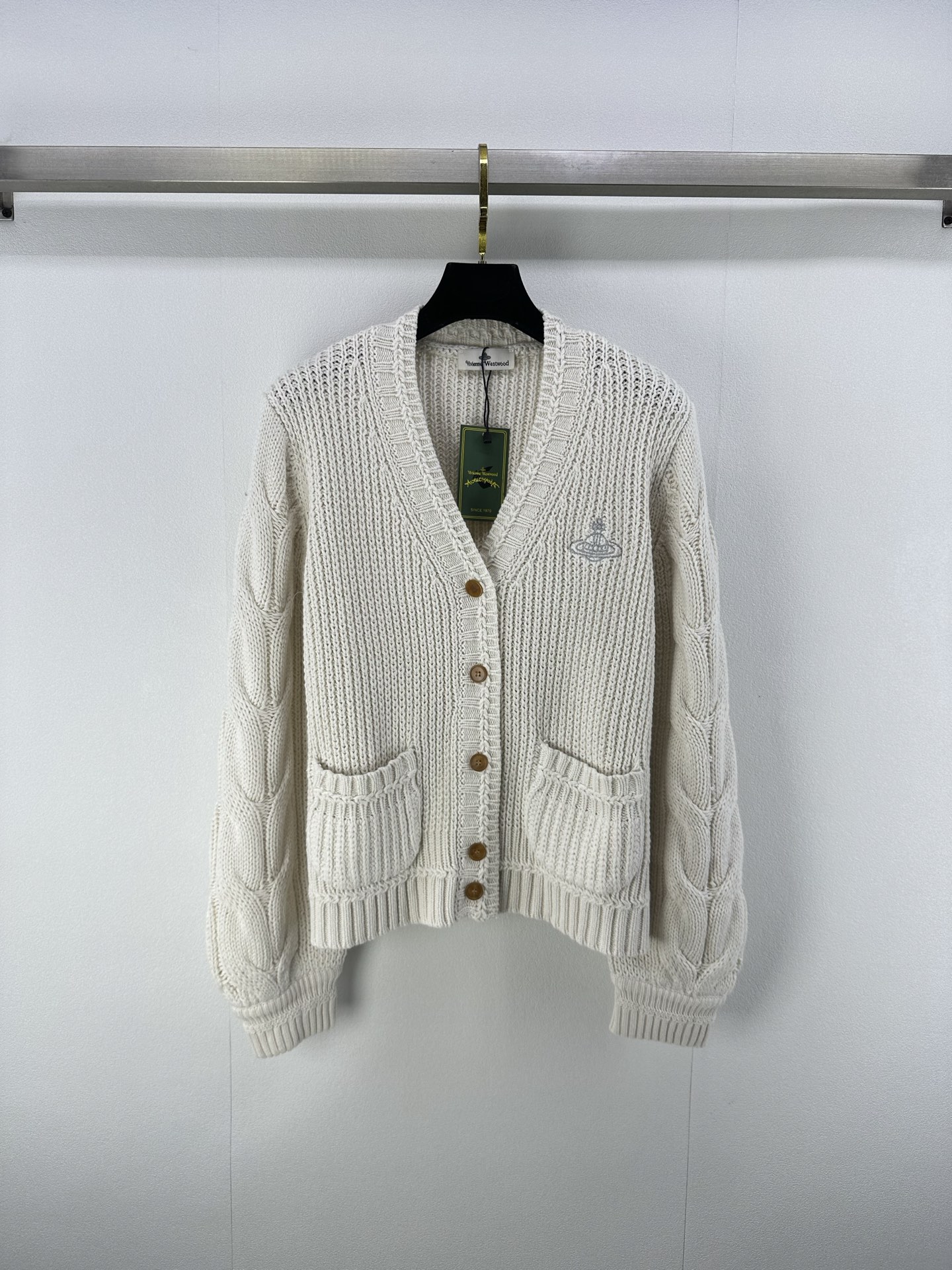 NO:471453,Vivienne Westwoo* new details, early autumn new knitted V-neck cardigan, classic brand embroidery decoration, yb mold opening logo button embellishment, twisted rope craft, high-end fashionable and versatile 2 colors and 3 codes, alexander wang19860909Vivienne Westwoo*上新细节 早秋新款针织V领开衫 经典品牌刺绣装饰 yb开模logo纽扣点缀 麻花纽绳工艺 高级时髦百搭 2色3码SML,,alexander wang,Women's clothing
