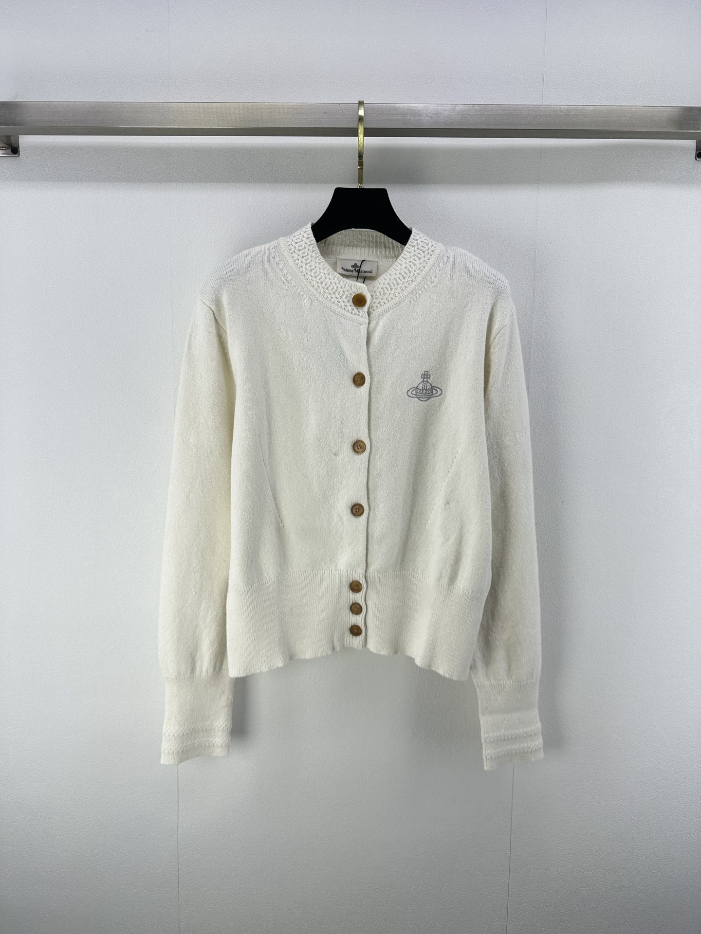 NO:471458,Vivienne Westwoo* New knitted round-neck cardigan in early autumn, classic brand embroidery decoration, yb mold opening logo button embellishment, slim and fashionable and versatile, 2 colors and 3 codes SML,,alexander wang19860909Vivienne Westwoo* 早秋新款针织圆领开衫 经典品牌刺绣装饰 yb开模logo纽扣点缀 修身显瘦时髦百搭 2色3码SML,,alexander wang,Women's clothing
