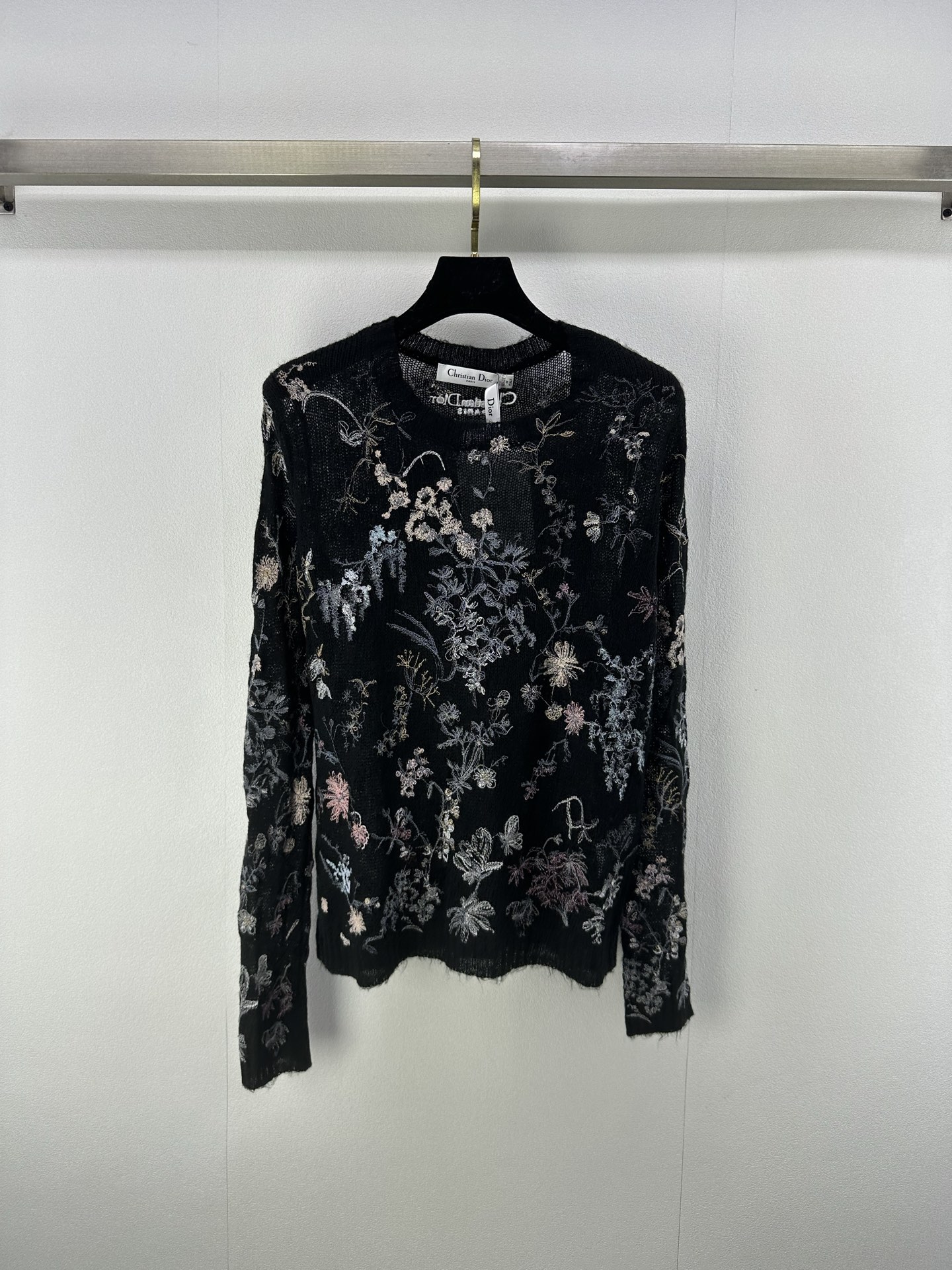 NO:471425,New details for Dio*. New round neck embroidered floral long sleeves in autumn, breathable and comfortable, full texture. Regular long sleeves cut to highlight the brand style. The whole body is full of stamped branches and leaves, flowers and forests, and create a unique style that is casual and casual. The letter logo on the back makes the brand look high-end design!  1 color 3 code SML, dior, alexander wang19860909Dio*上新细节 秋季新款圆领刺绣花卉长袖 透气舒适 质感十足 常规长袖裁剪 凸显品牌格调 通体满印枝叶花森系自然风格图案 打造仙气中不失休闲的个性风格 后背字母徽标让品牌高级设计感拉满！ 1色3码SML,,dior,alexander wang,Women's clothing