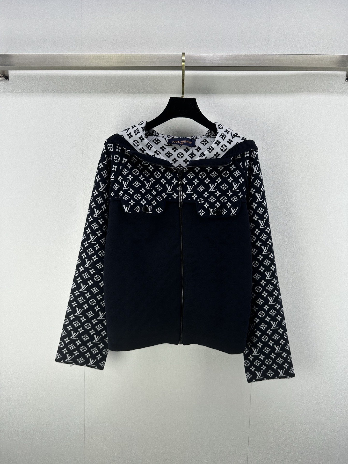 NO:472263,:1 Lv *New details The latest official website of early autumn synchronized hooded zipper knitted cardigan long sleeves!  Custom imported mulberry silk material, comfortable and soft upper body, knitted hooded short-sleeved style, iconic four-leaf clover and letter elements, highlighting the gorgeous brand tone, and wearing more uniform and coordinated to meet the various needs of daily commuting!  1 color 3 code SML, louis vuitton, T-shirt, hats, alexander wang19860909:1 Lv *上新细节 早秋最新官网同步连帽拉链针织开衫长袖！定制进口桑蚕丝材质 上身舒适柔软 针织连帽短袖版型 标志性四叶草和字母元素 彰显华丽的品牌调性 穿着更加统一协调 满足日常通勤多种需求！ 1色3码SML,,louis vuitton,T-shirt,hats,alexander wang,Women's clothing