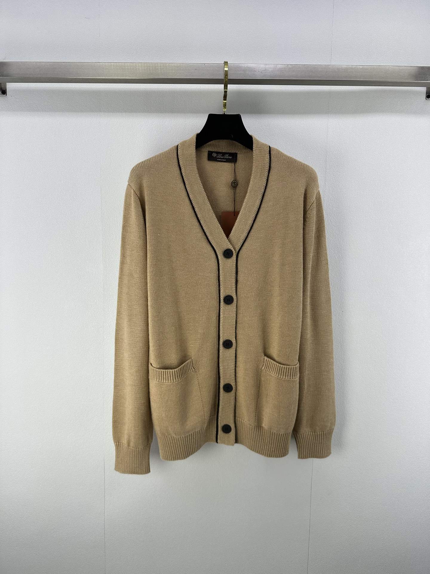 NO:471428,New details on LP*. New autumn high-end plain knitted v-neck cardigan with long sleeves. The contrasting color craftsmanship is gentle and extremely elegant, with a charming retro temperament. The texture of imported blended yarn is super delicate and soft!  A goddess of temperament must receive payment!  Sweet and salty casual versatile items 2 colors 3 sizes SML, loro piano, alexander wang19860909LP*上新细节 秋季新款高级素色针织v领开衫长袖,撞色工艺温柔极致优雅的调调,复古气质迷人.进口混纺纱线质感超级细腻柔软！气质女神必收款！可甜可盐休闲百搭单品 2色3码SML,,loro piana,alexander wang,Women's clothing