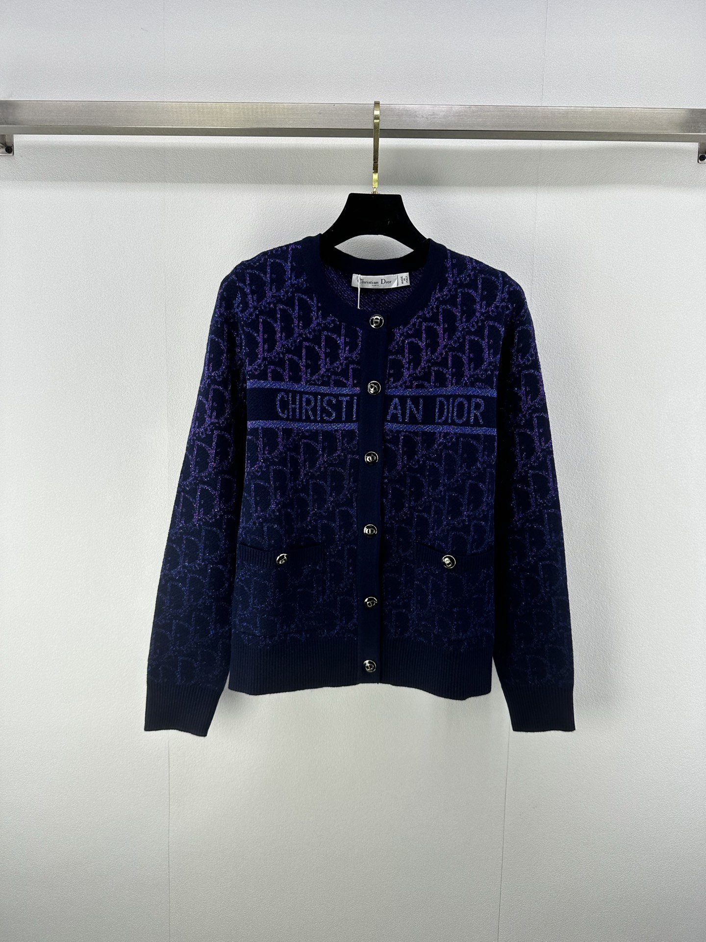 NO:472268,New details on Dio*. New contrasting gold wire round neck cardigan with long sleeves. Fully printed letters, gold wire jacquard. The old-fashioned pattern is very eye-catching, fashionable and fashionable!  Versatile and elegant 1 color 3 size SML, dior, alexander wang19860909Dio*上新细节 秋冬新款撞色金丝圆领开衫长袖 满印字母金丝提花 老花图案很吸睛 洋气又带时髦感！上身百搭且气质 1色3码SML,,dior,alexander wang,Women's clothing