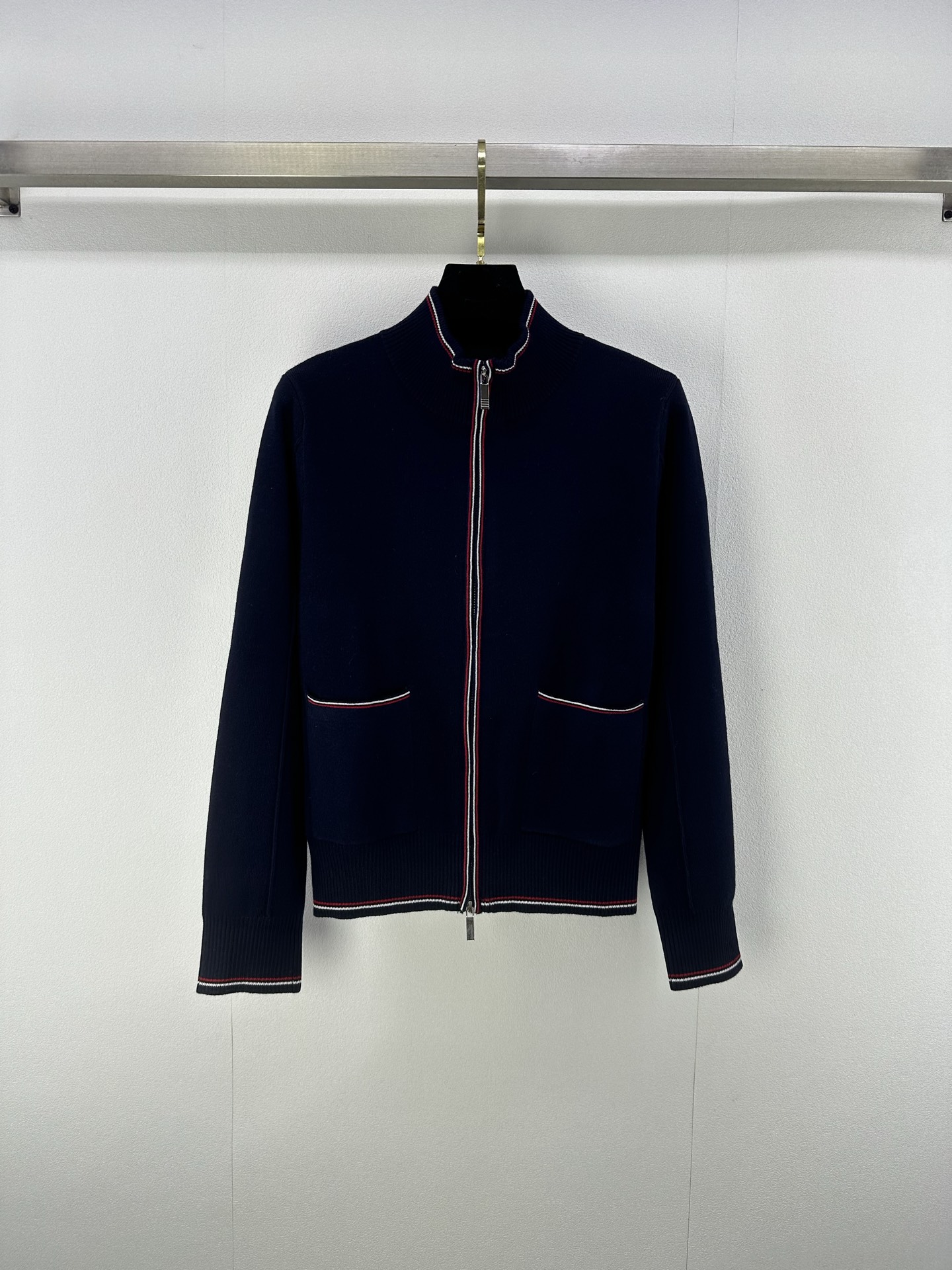 NO:474368,TB *New details The latest college style contrasting wool knitted stand collar zipper cardigan classic splicing contrasting color decoration. The front shoulder style is versatile and not picky. Very good looking 3 colors and 3 sizes SML, alexander wang19860909TB *上新细节 早秋最新款学院风撞色羊毛针织立领拉链开衫经典拼接撞色装饰 正肩版型百搭不挑人很好看 3色3码SML,,alexander wang,Women's clothing