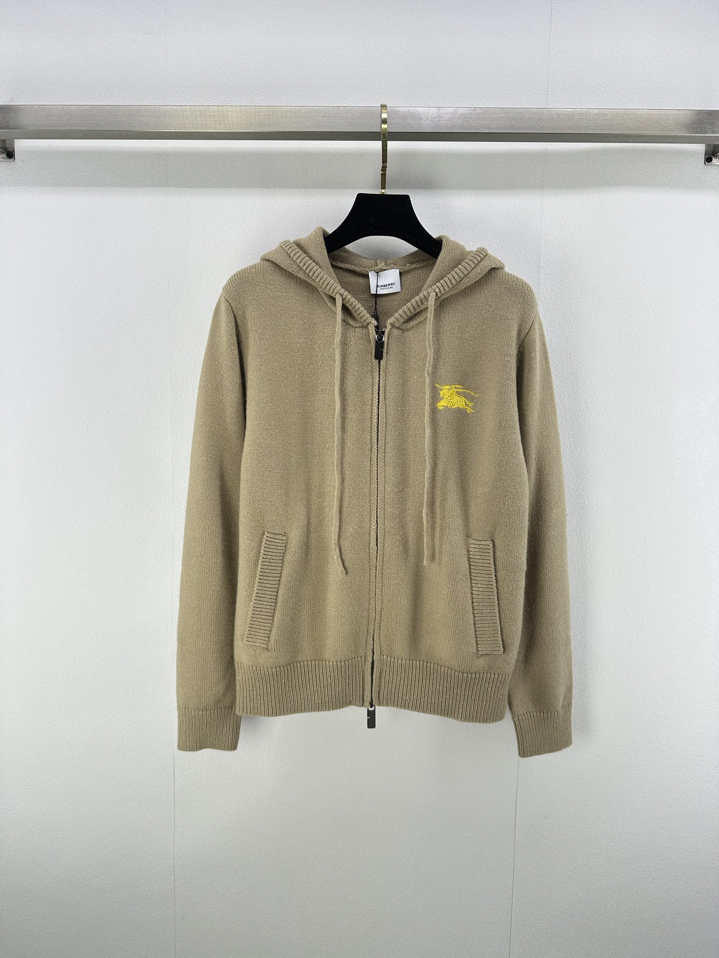 NO:473457,Burberr* new details The latest classic zippered hooded cardigan in early autumn, everyday versatile style, iconic war horse elements simple and elegant, lazy and casual, top body very fashionable, 2 colors and 3 sizes SML, burberry, hats, alexander wang19860909Burberr*上新细节 早秋最新款经典拉链连帽开衫 日常的百搭款 标志性战马元素简约大气 慵懒随意 上身好洋气 2色3码SML,,burberry,hats,alexander wang,Women's clothing