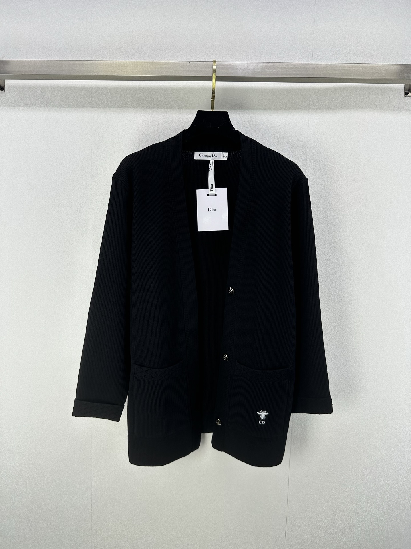 NO:473461,Dio* new details, early autumn new knitted long cardigan long sleeves, letter logo contrasting color jacquard decoration, leader hem hem pressure design, double pocket regular version, simple and fashionable daily casual and versatile 3 colors and 3 codes SML, dior, alexander wang19860909Dio*上新细节 早秋新款针织长款开衫长袖 字母logo撞色提花装饰 领袖口下摆坑条压边设计 双口袋常规版型 简约时尚日常休闲百搭 3色3码SML,,dior,alexander wang,Women's clothing