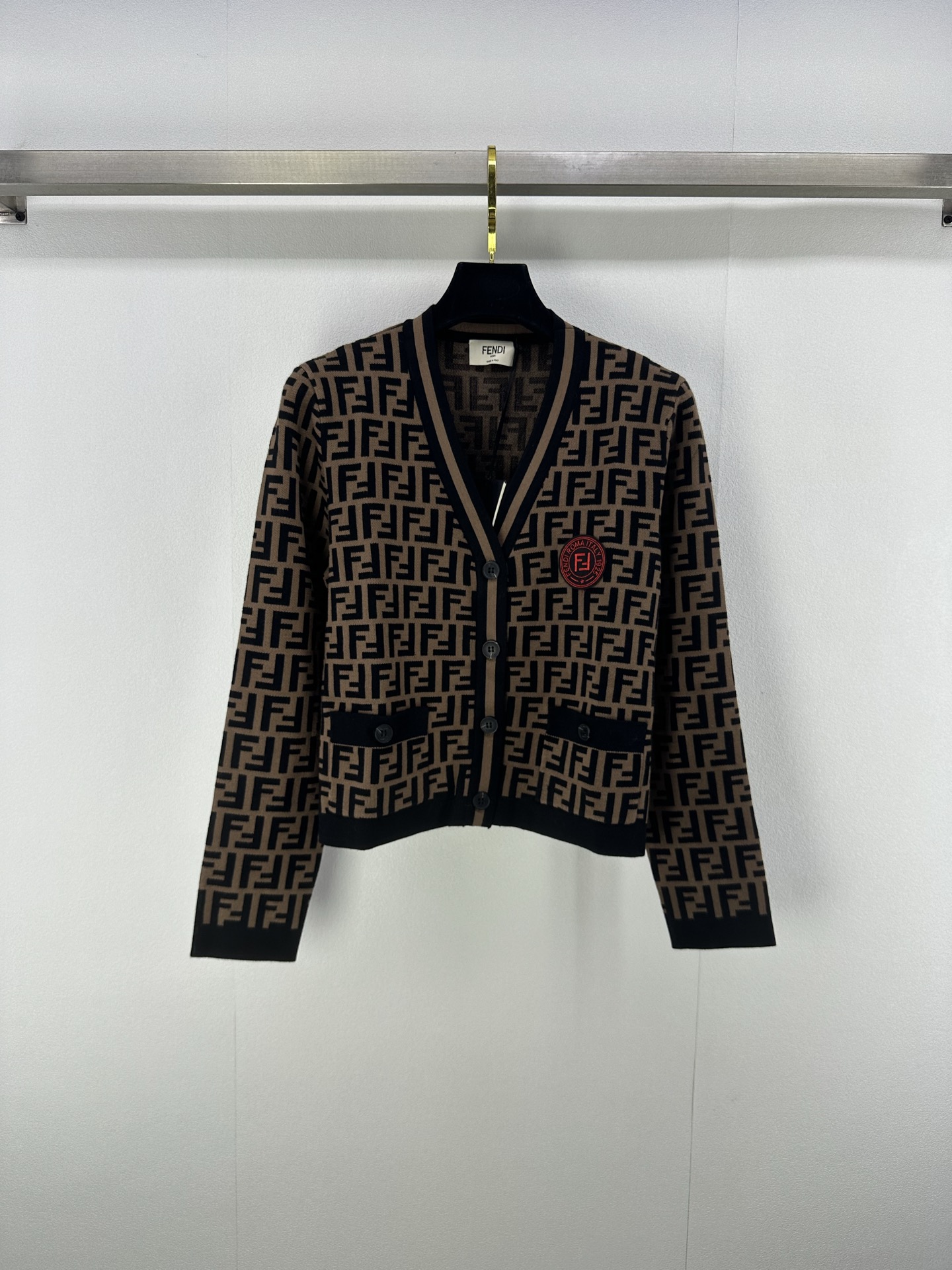 NO:473470,Fend* new details. The autumn series new high-end FF logov-neck cardigan with presbyopia, the contrasting color logo on the chest is exquisite, the contrasting color of the ribbed edge, the classic style is lazy and simple and elegant. The upper body is high-end and fashionable. White and rich beauty closes her eyes. 1 color and 3 size SML, fendi, alexander wang19860909Fend*上新细节 秋季系列新款高级FF满身老花logov领开衫,胸前撞色logo标志精致,罗纹边撞色,经典版型慵懒风简约大气 上身高级又时髦 白富美闭眼入 1色3码SML,,fendi,alexander wang,Women's clothing