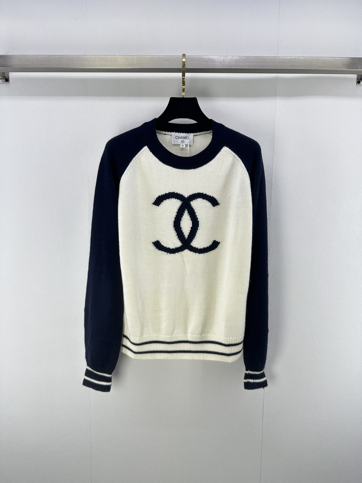 NO:473475,Chane* new details, new autumn and winter large double C knitted shoulder long sleeves, contrasting color large logo, soft and delicate skin-friendly, logo letters classic style, huge slim upper body!  Age-reducing product!  1 color 3 code SML, chanel, alexander wang19860909Chane*上新细节 秋冬新款大双C针织插肩长袖 撞色大logo 面料质感柔软细腻亲肤 logo字母经典版型上身巨显瘦！减龄单品！ 1色3码SML,,chanel,alexander wang,Women's clothing