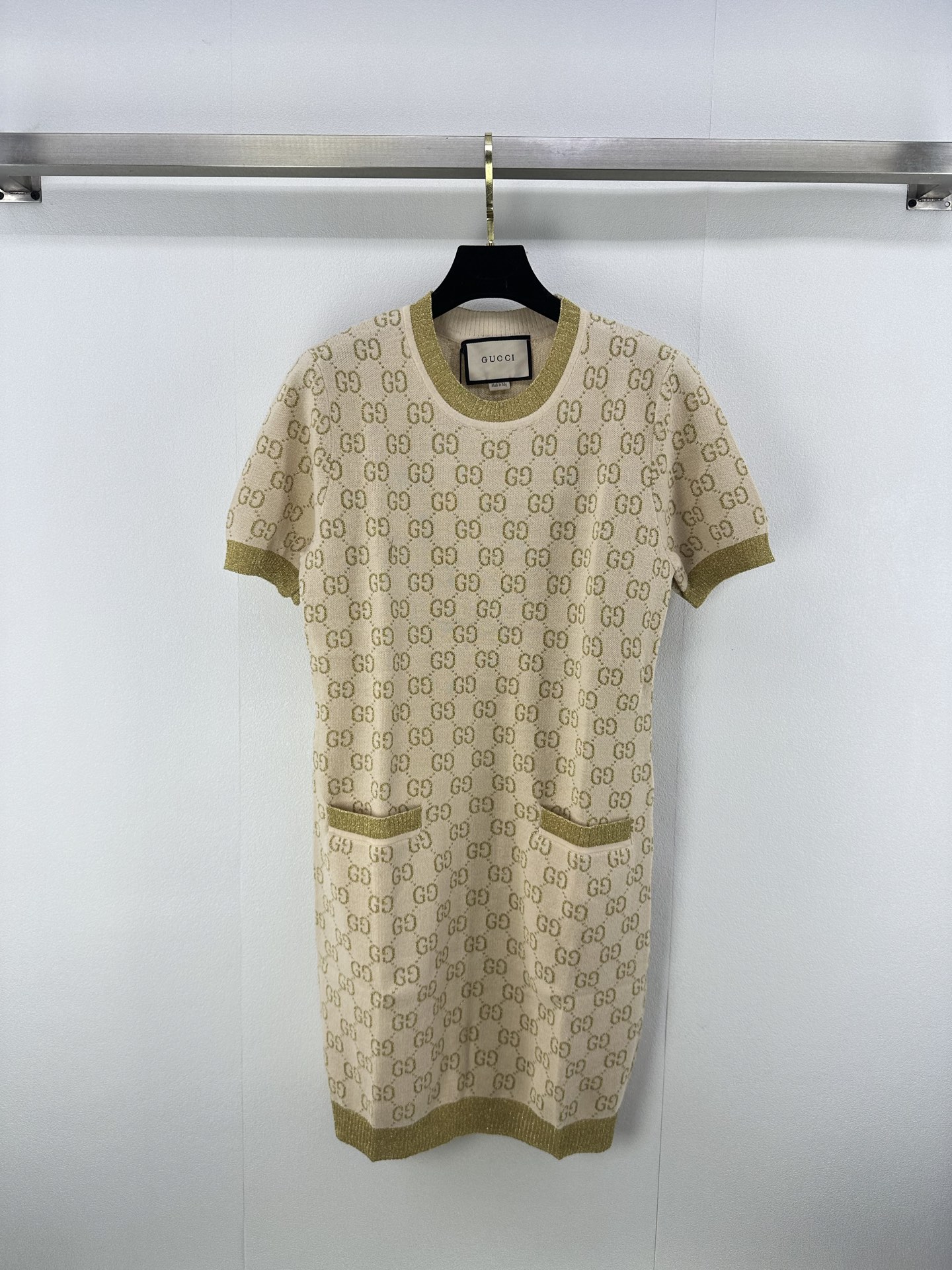 NO:473472,New details on Gucc* New knitted gold wire short-sleeved skirt with autumn and winter. Double G letter contrasting gold wire wool yarn has a delicate and soft texture. Classic casual and fashionable!  versatile and not picky about people 1 color 3 code SML, gucci, skirts, T-shirt, alexander wang19860909Gucc*上新细节 秋冬新款针织金丝短袖裙 双G字母撞色金丝羊毛纱线质感细腻柔软 经典休闲时髦！百搭不挑人 1色3码SML,,gucci,skirts,T-shirt,alexander wang,Women's clothing